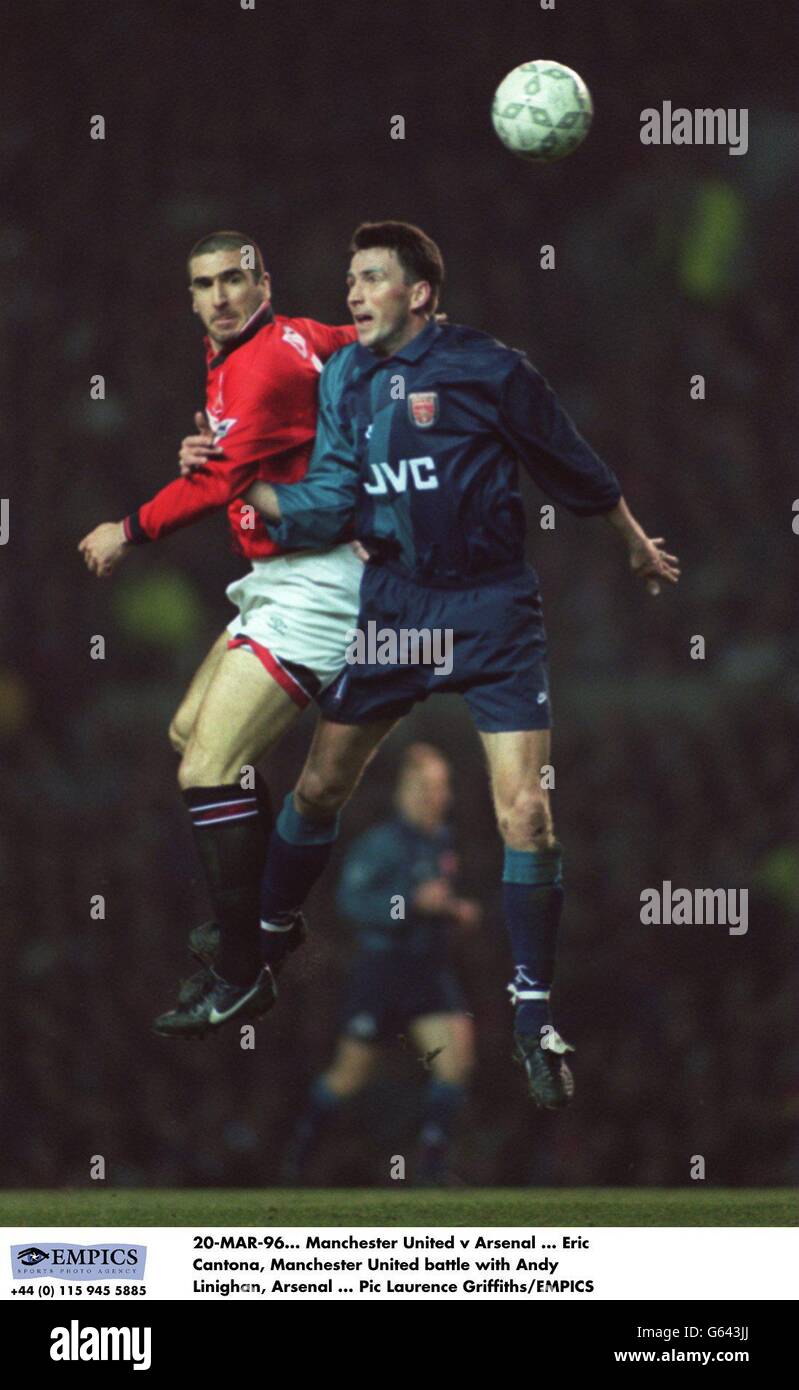 20-MÄRZ-96. Manchester United gegen Arsenal, Eric Cantona, Manchester United Kampf mit Andy Linighan, Arsenal Stockfoto