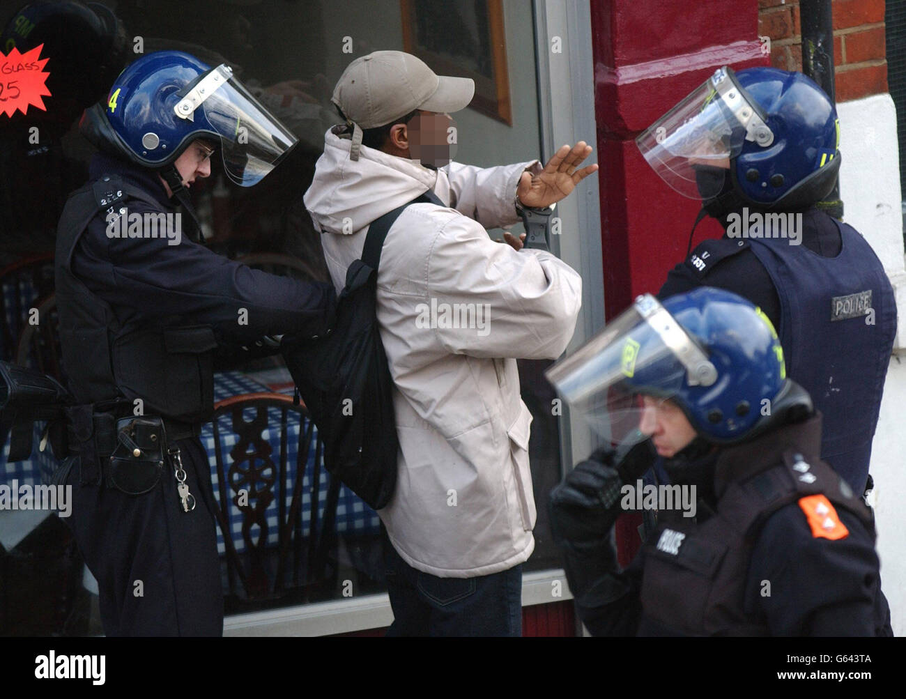 Metropolitan-Polizisten verhaften einen Verdächtigen während einer groß angelegten Drogenrazzia auf dem Gelände in Kensal Rise, im Norden Londons. Etwa 250 Beamte der Tactical Support Group, der Polizei von Brent Borough und der britischen Verkehrspolizei nahmen an der Razzia in drei Gebäuden Teil. * innerhalb von Minuten wurden fünf Verdächtige verhaftet. Die Polizei sagte, dass sie zwei Friseure und ein Restaurant anvisieren würden. Die Operation mit dem Codenamen Razor fand nach monatelangen Überwachungs- und Nachrichtendiensten statt. Stockfoto