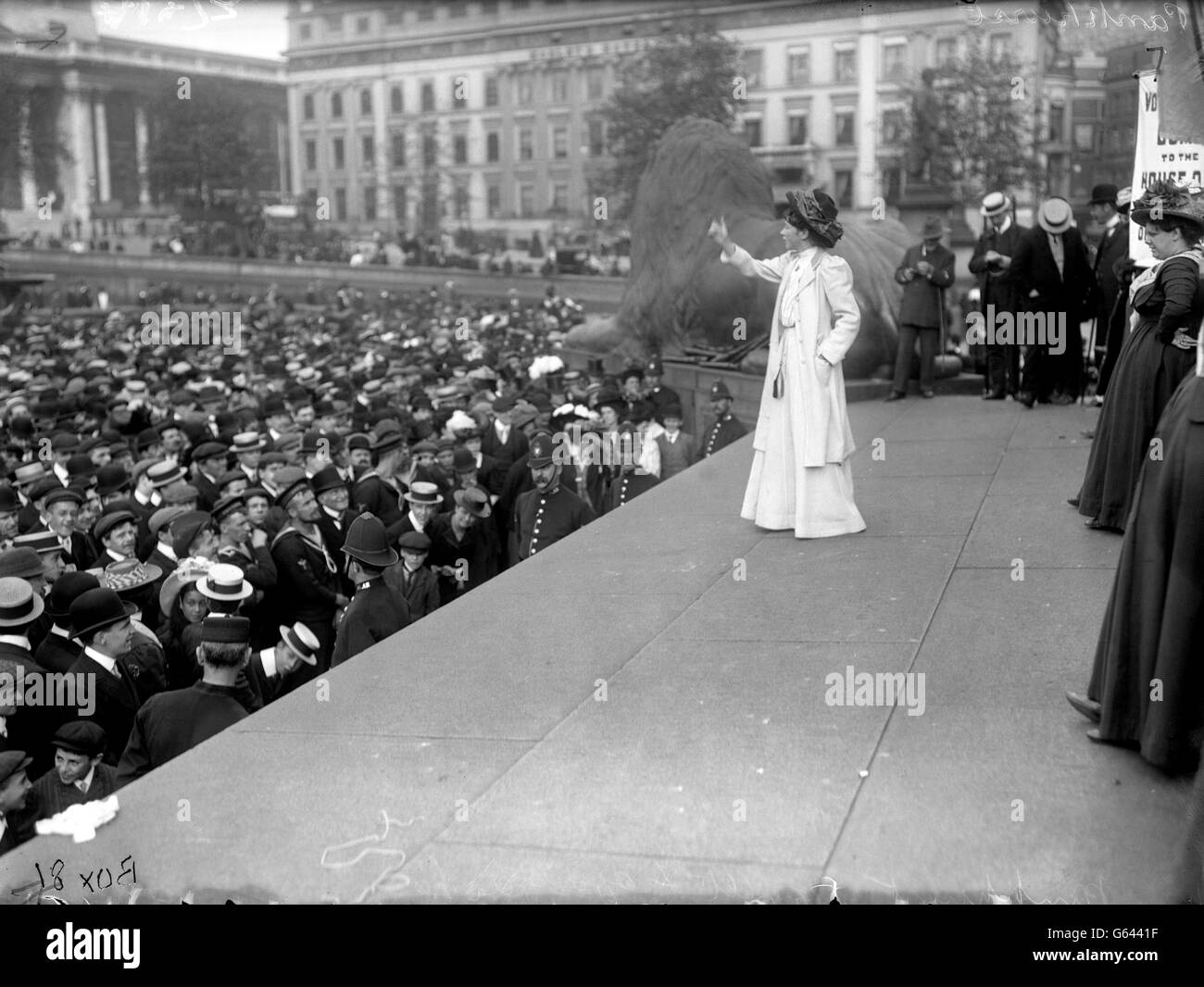 Suffragette Miss Pankhurst spricht bei einer Kundgebung am Trafalgar Square in London an die Menge. Stockfoto