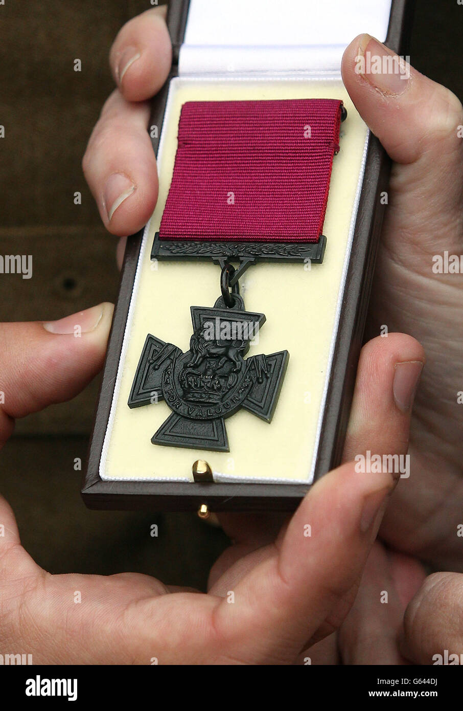 Frau Kerry Ashworth, die das Victoria-Kreuz erhielt, überreichte ihrem verstorbenen Sohn, Lance Corporal James Ashworth, im Buckingham Palace mit ihrem anderen Sohn Coran. Stockfoto