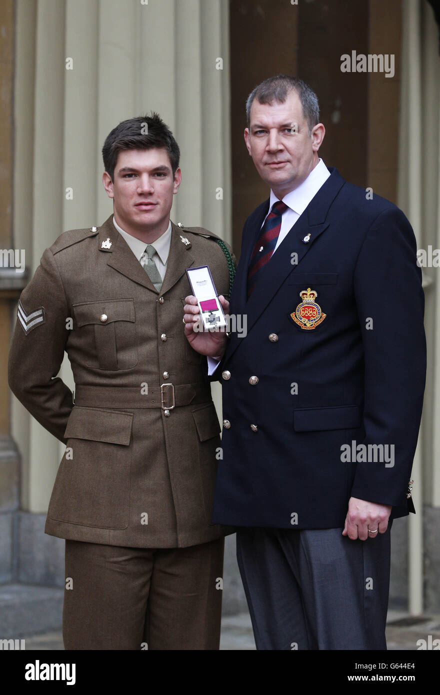 Duane Ashworth, der das Victoria-Kreuz erhielt, das seinem verstorbenen Sohn, Lance Corporal James Ashworth, im Buckingham Palace, zusammen mit seinem anderen Sohn Coran verliehen wurde. Stockfoto