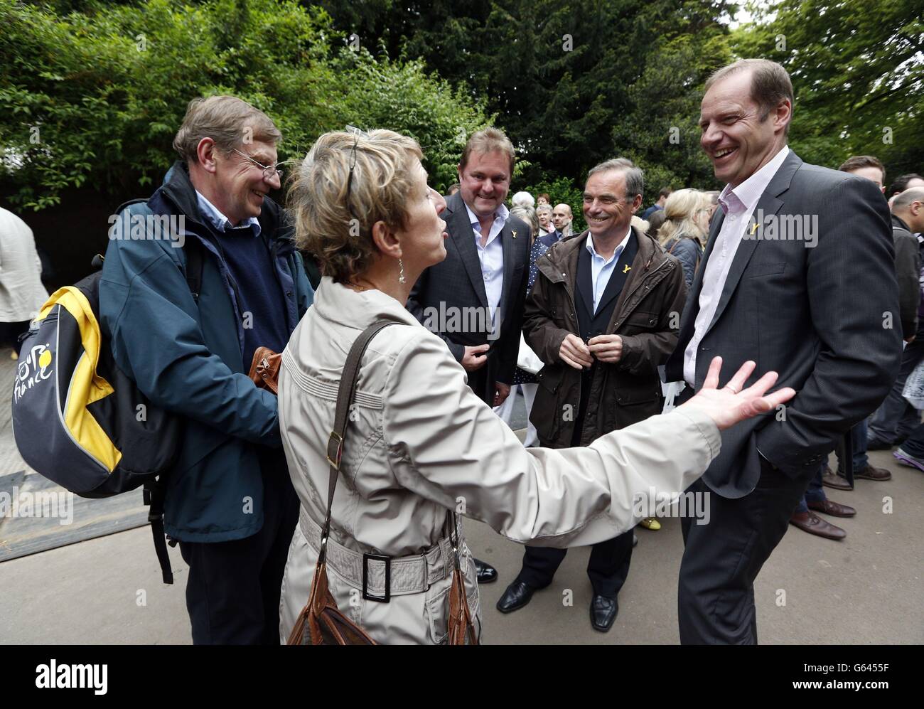 Tour de France Direktor Christian Prudhomme (rechts) und ehemaliger fünfmaliger Sieger Bernard Hinault (zweiter rechts), zusammen mit Gary Verity (Mitte), CEO von Welcome to Yorkshire, sprechen mit Radsportbegeisterten während eines Besuchs im Yorkshire Garden auf der RHS Chelsea Flower Show, London. Bilddatum: Dienstag, 21. Mai 2013. Bildnachweis sollte lauten: Jonathan Brady / PA Wire Stockfoto