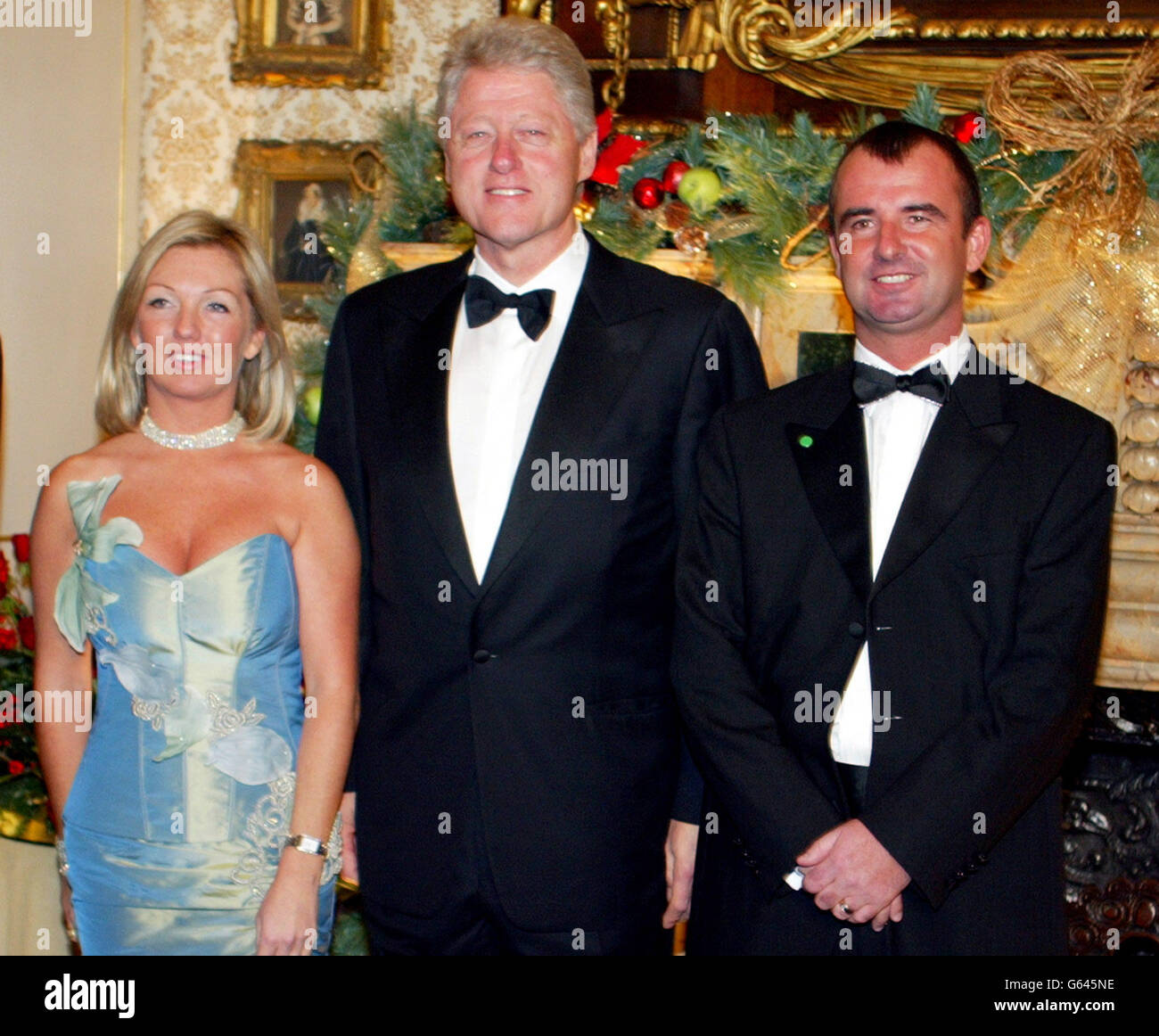 Der ehemalige US-Präsident Bill Clinton (Mitte) posiert mit Mark Langford, dem Vorsitzenden der Amulet-Gruppe, und seiner Frau Debbie in der Knowsley Hall auf der Merseyside zu Beginn des NSPCC-Winterballs. 30/05/2003: Mark Langford der Mann hinter der Amulet Group hat schätzungsweise 40 Millionen persönlichen Reichtum angehäuft. Für Mark Langford und seine Frau Debbie, die das Unternehmen vor 10 Jahren gegründet haben, hatte alles rosig ausgesehen - eine Umfrage der Sunday Times, die letzten Monat veröffentlicht wurde, nannte Amulet das fünftschnellste Unternehmen mit Gewinnwachstum in Großbritannien. Stockfoto