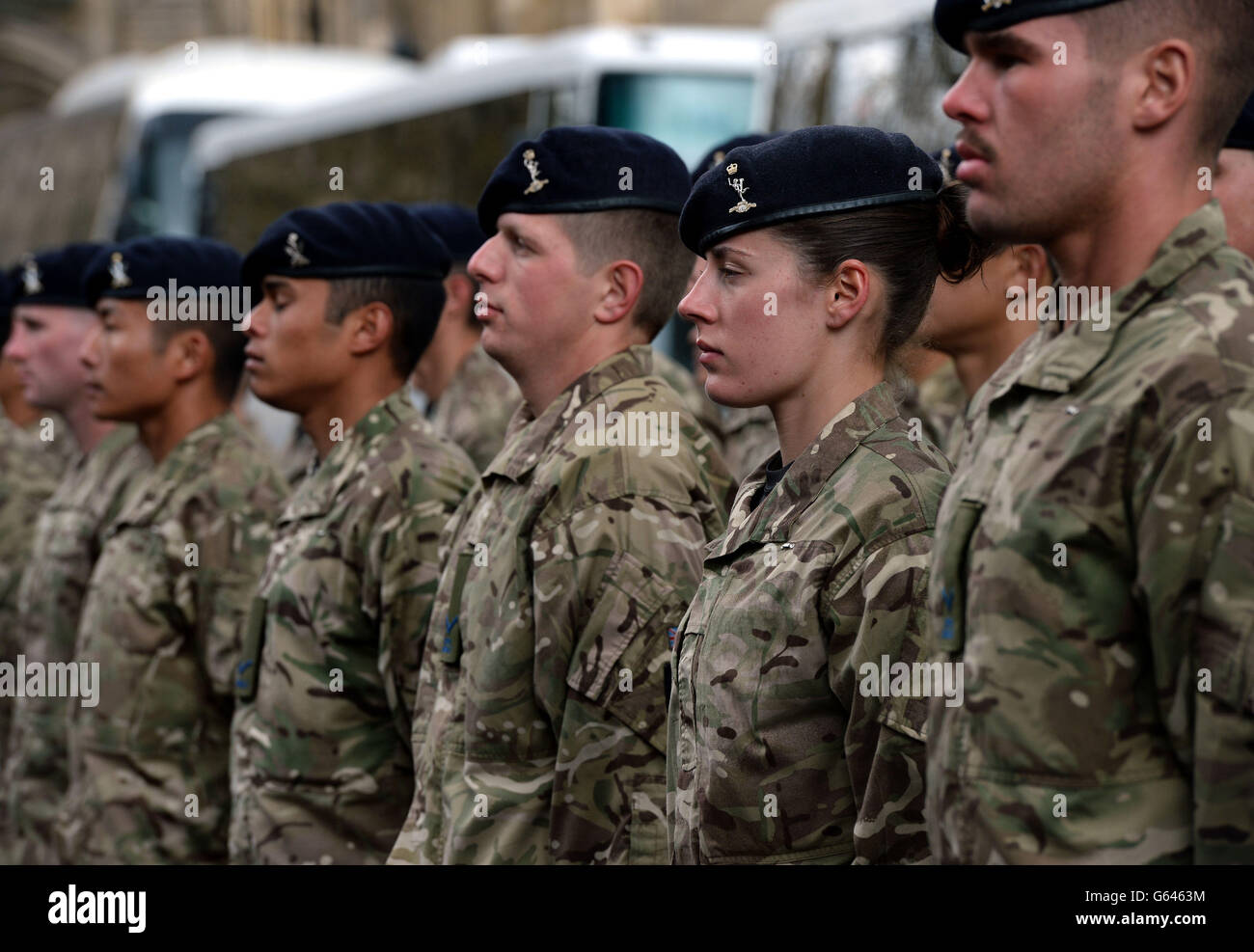 Nach ihrer Rückkehr aus Afghanistan bilden sich Soldaten des Signal Regiments 2 im Zentrum von York während einer Heimkehrparade. Stockfoto