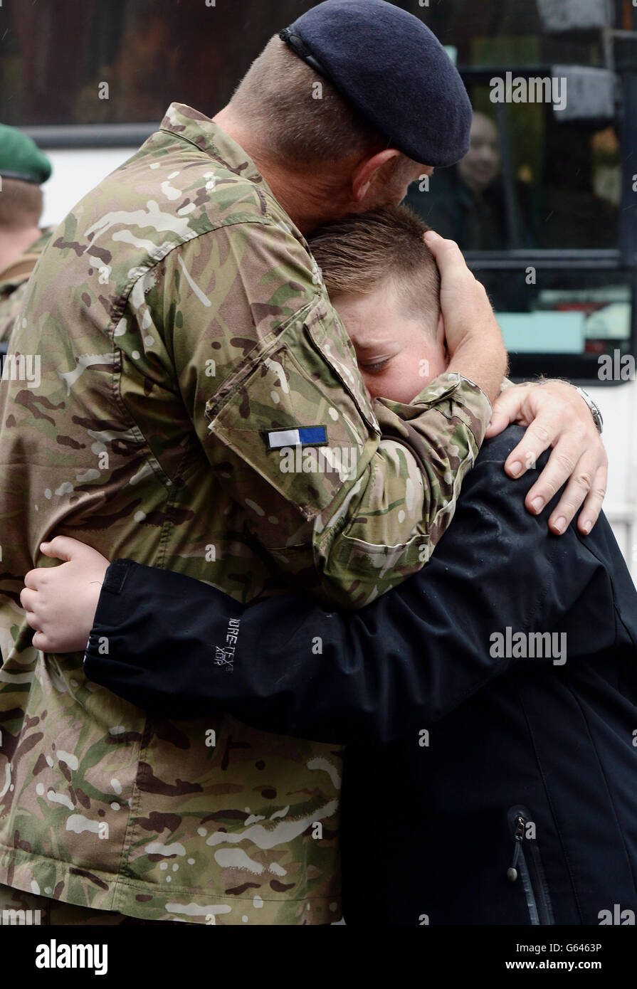 Oberst Colin Vaudin, der CO von 2 Signals Regiment, begrüßt seinen Sohn Nichola, als Soldaten des Regiments nach ihrer Rückkehr aus Afghanistan während einer Heimparade durch das Stadtzentrum von York marschieren. Stockfoto