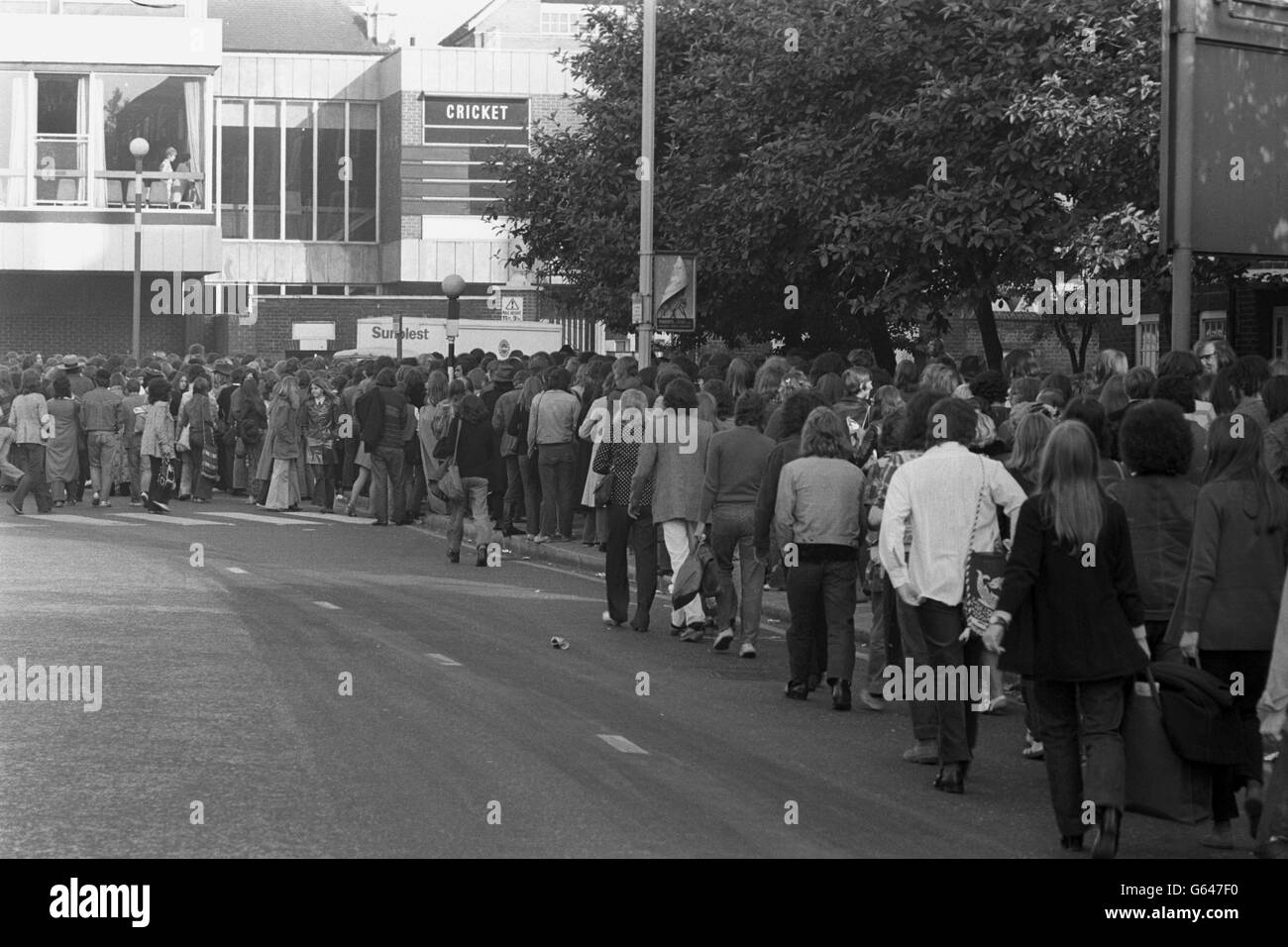 Riesige Menge von Musikliebhabern vor dem Oval Cricket Ground in Kennington, London. Es gab keine Probleme, da mehr als 2,000 Leute warteten, um hinein zu gehen. Stockfoto