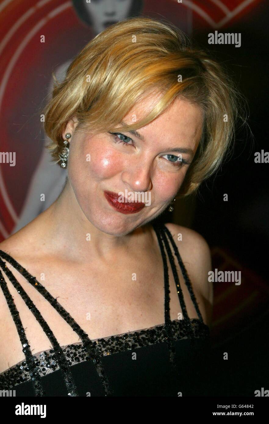 Die Schauspielerin Renee Zellweger kam zur britischen Premiere von Chicago im Warner West End in London an. 06/02/03 : die mit Spannung erwartete Fortsetzung des Bridget Jones Diary-Films wurde heute offenbar von der Schauspielerin Renee Zellweger in Zweifel gezogen. Bei den Berliner Filmfestspielen wies die Schauspielerin, die im ersten Bridget-Film mitspielte, Berichte ab, dass sie sich bereit erklärt habe, in der Fortsetzung zu erscheinen, und sagte, weder sie noch ihr Co-Star Hugh Grant wüssten etwas über das Projekt. Keiner von uns hat Drehbücher gesehen, keiner von uns hat ein Startdatum und keiner von uns hat sich verpflichtet, weil es nichts dazu gibt Stockfoto