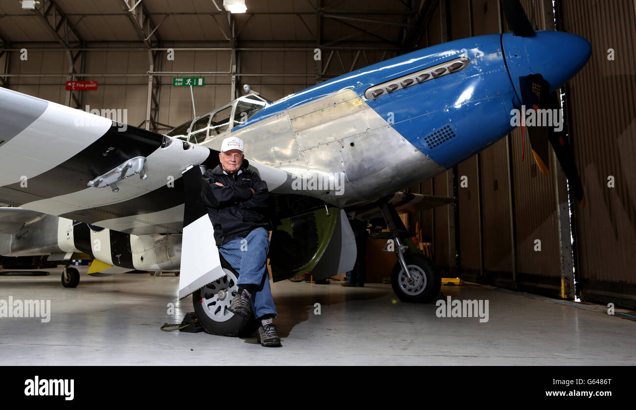 Der zweite Weltkrieg-Kampfpilot Bud Anderson steht neben einem P-51C Mustang, Prinzessin Elizabeth, im Imperial war Museum Duxford, in Cambridgeshire. Stockfoto