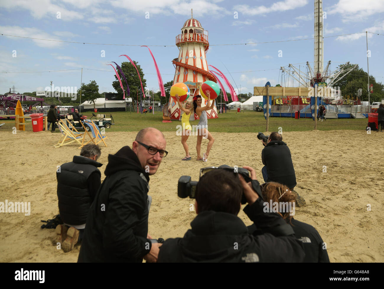 Fotografen, die mit den Burlesque-Performern Lady Catalina (links) und Eivissa Rose beim Isle of Wight Festival im Seaclose Park, Newport, Isle of Wight, an einer Fotocollage teilnahmen. Stockfoto