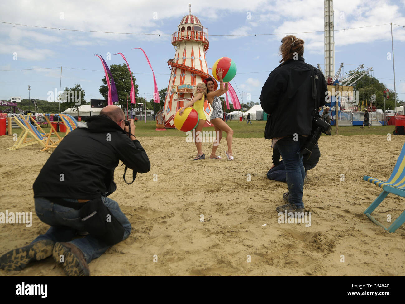 Fotografen, die mit den Burlesque-Performern Lady Catalina (links) und Eivissa Rose beim Isle of Wight Festival im Seaclose Park, Newport, Isle of Wight, an einer Fotocollage teilnahmen. Stockfoto