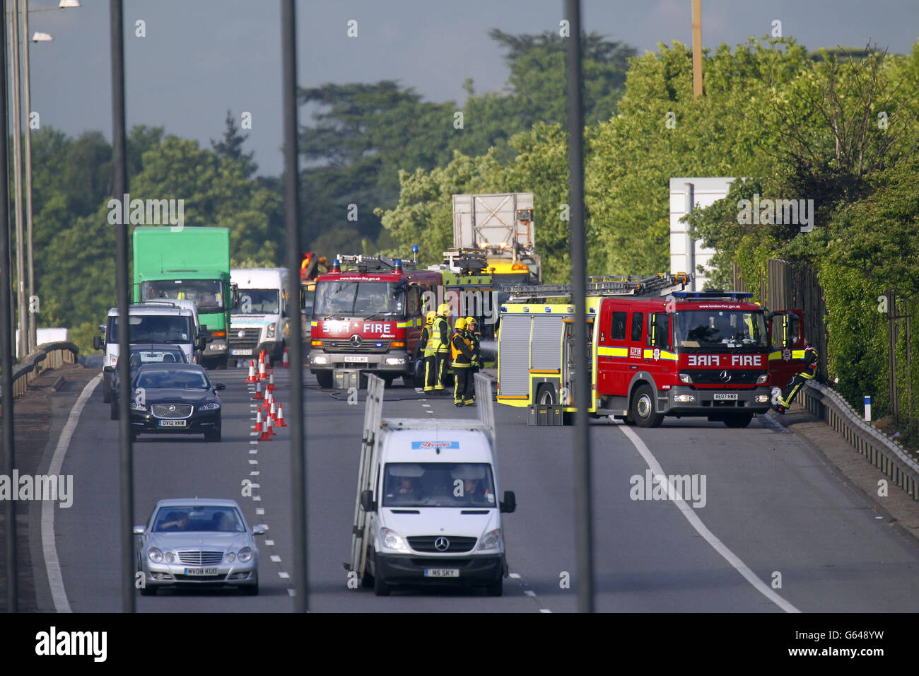 London Fire Brigade am Ort eines Bussbrandes auf der Autobahn M4 in der Nähe von Heston, West London. Stockfoto