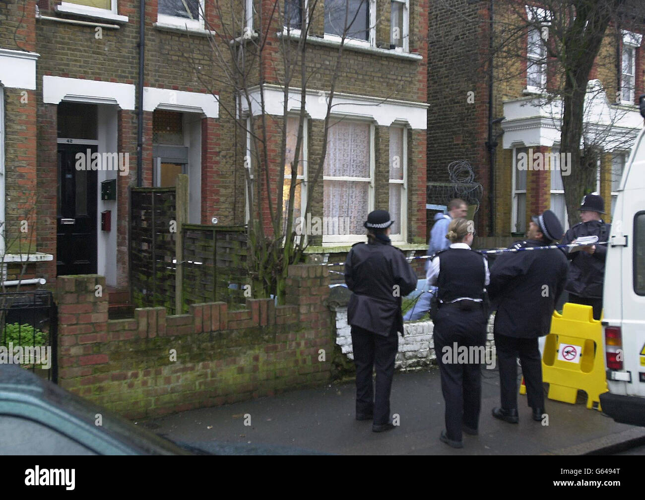 Polizei vor dem Haus in Streatham, im Süden Londons, wo die Leiche eines Mannes gefunden wurde. Die Polizei untersucht den Tod von Keith Webb, dessen Körper nur Monate gefunden wurde, nachdem er Anti-Drogen-Beamten wegen Bedenken über die Aktivität der Mieter in seiner Familie zu Hause angerufen hatte. Stockfoto