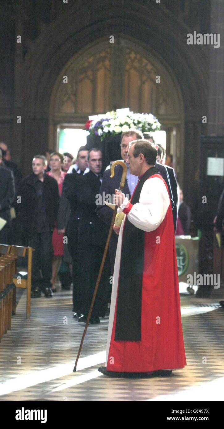 Der Sarg von Detective Constable Stephen Oake wird zum Beginn seines Trauerdienstes in die Kathedrale von Manchester getragen. Tausend Trauernde nahmen an der Beerdigung des Polizeibeamten der Sonderabteilung Teil, der bei einem Anti-Terror-Angriff in Manchester erstochen wurde. Stockfoto