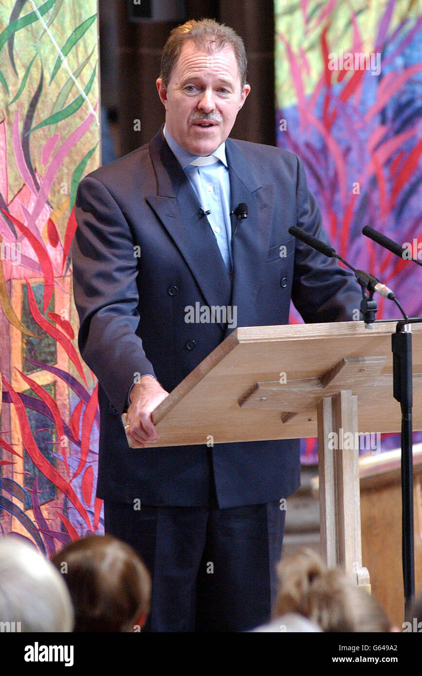 Der Rev Rob White, der den Trauerdienst von Detective Constable Stephen Oake in der Kathedrale von Manchester leitete. Tausend Trauernde nahmen an der Beerdigung des Polizeibeamten der Sonderabteilung Teil, der letzte Woche bei einem Anti-Terror-Angriff in Manchester erstochen wurde. Stockfoto