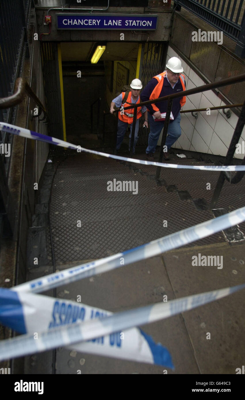 Ingenieure und Techniker kommen nach einem Eisenbahnunfall in der U-Bahn-Station Chancery Lane in London auf die Bodenebene. Eine U-Bahn, die auf der Central Line zwischen St Paul's und Chancery Lane fuhr, stürzte in eine Wand und verletzte bis zu 30 Personen. Stockfoto