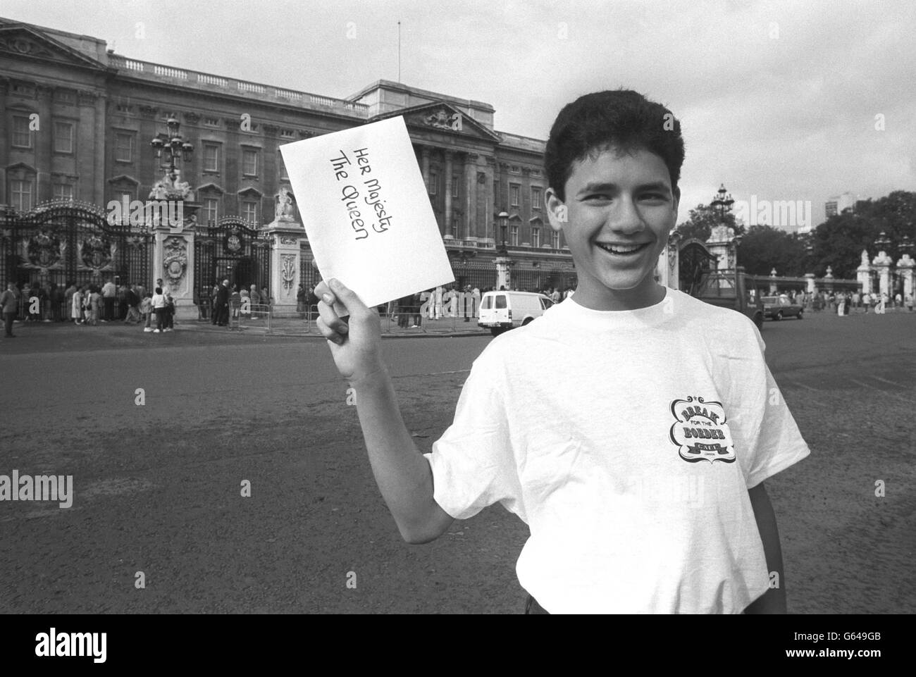 Mike Biggs, 14-jähriger Sohn des flüchtigen Räubers Ronnie Biggs im Buckingham Palace, um einen Brief an die Königin zu übergeben, in dem er um eine königliche Begnadigung für seinen Vater bat. Mike besucht Großbritannien mit seiner brasilianischen Mutter Raimunda, um einen Film über seinen Vater zu promoten, der als "Gefangener von Rio" bezeichnet wird. Stockfoto
