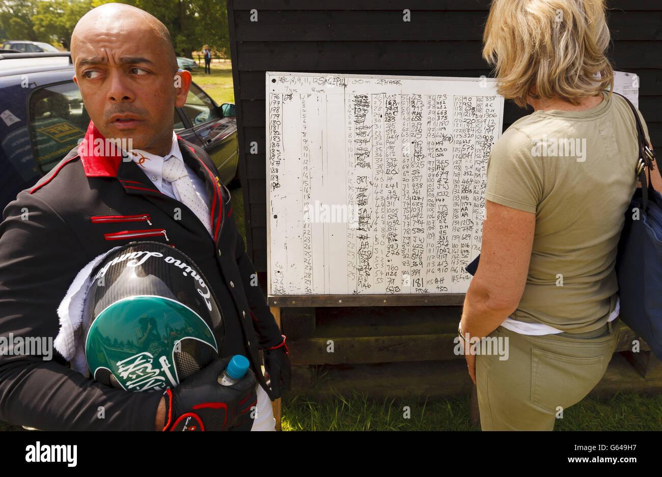 Ein Konkurrent reagiert, nachdem er versucht hat, die Einstiegssplatine zu verstehen, indem er am ersten Tag des Hickstead Derby Meetings auf der All England Jumping Course, Hickstead, fünf klingelt. Stockfoto