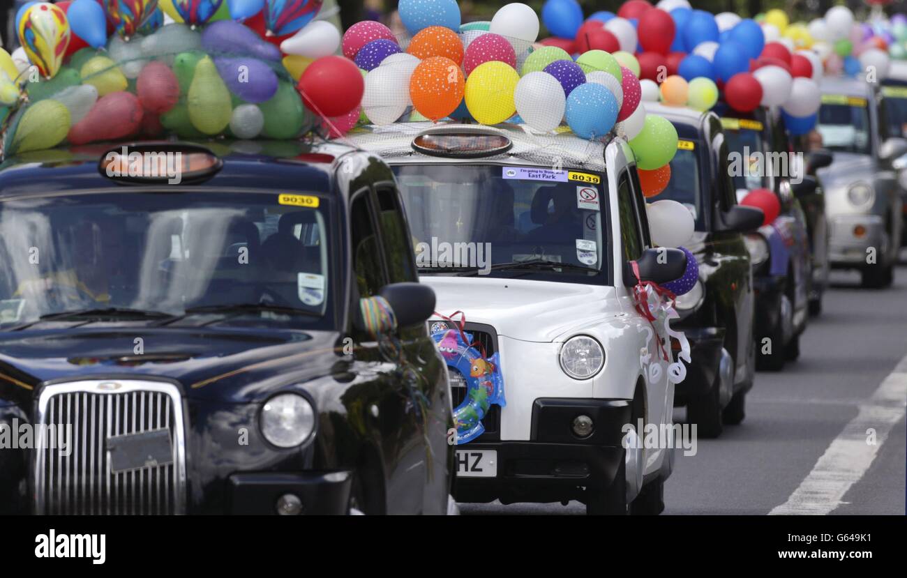 Taxifahrer starten von Glasgow zu einem jährlichen Ausflug für Kinder mit besonderen Bildungsbedürfnissen. Stockfoto