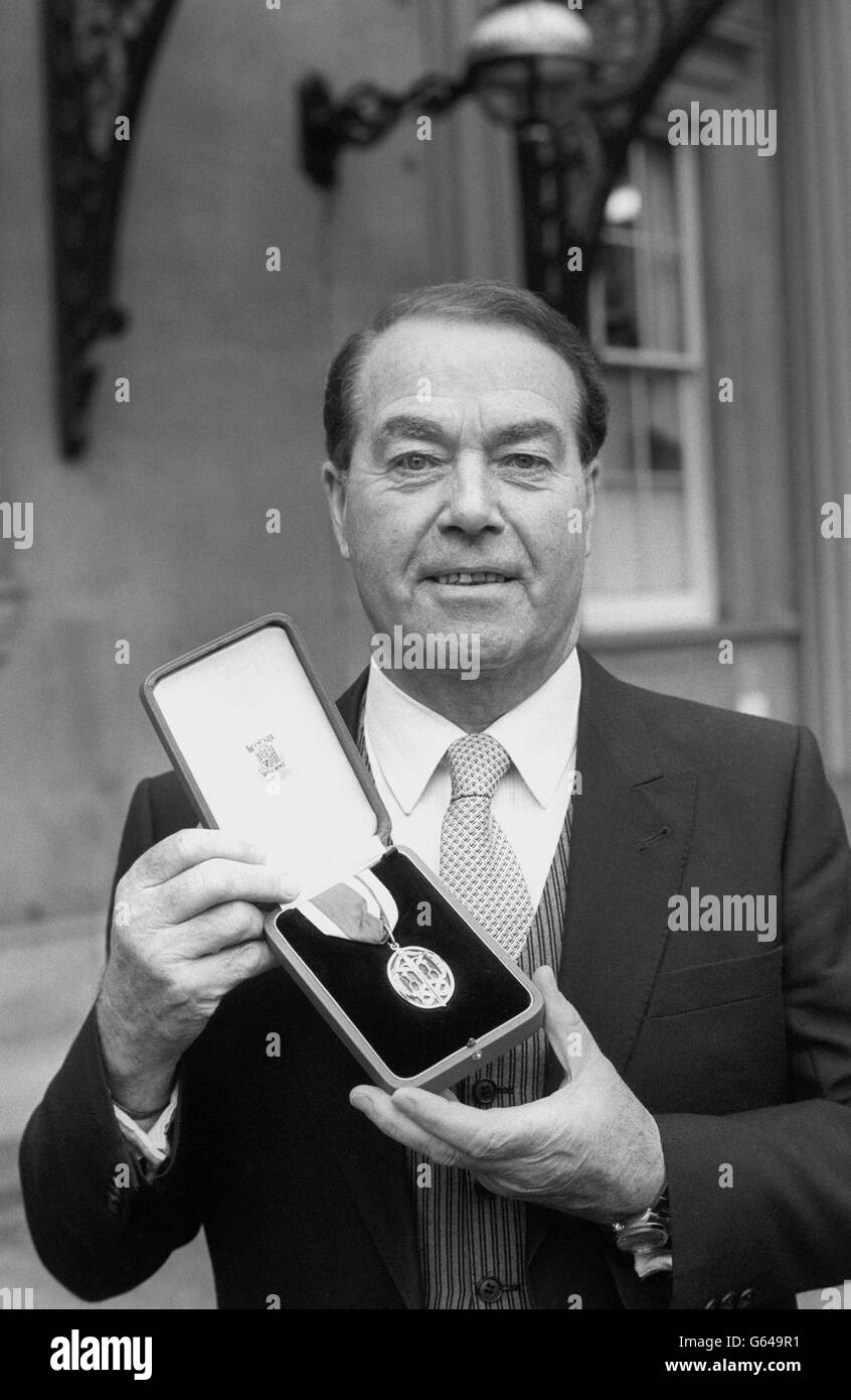 Sir Albert McQuarrie im Buckingham Palace, um von der Queen zum Ritter geschlagen zu werden. Mit ihm ist sein Sohn Dermot und seine Schwiegertochter Elisabeth. Stockfoto
