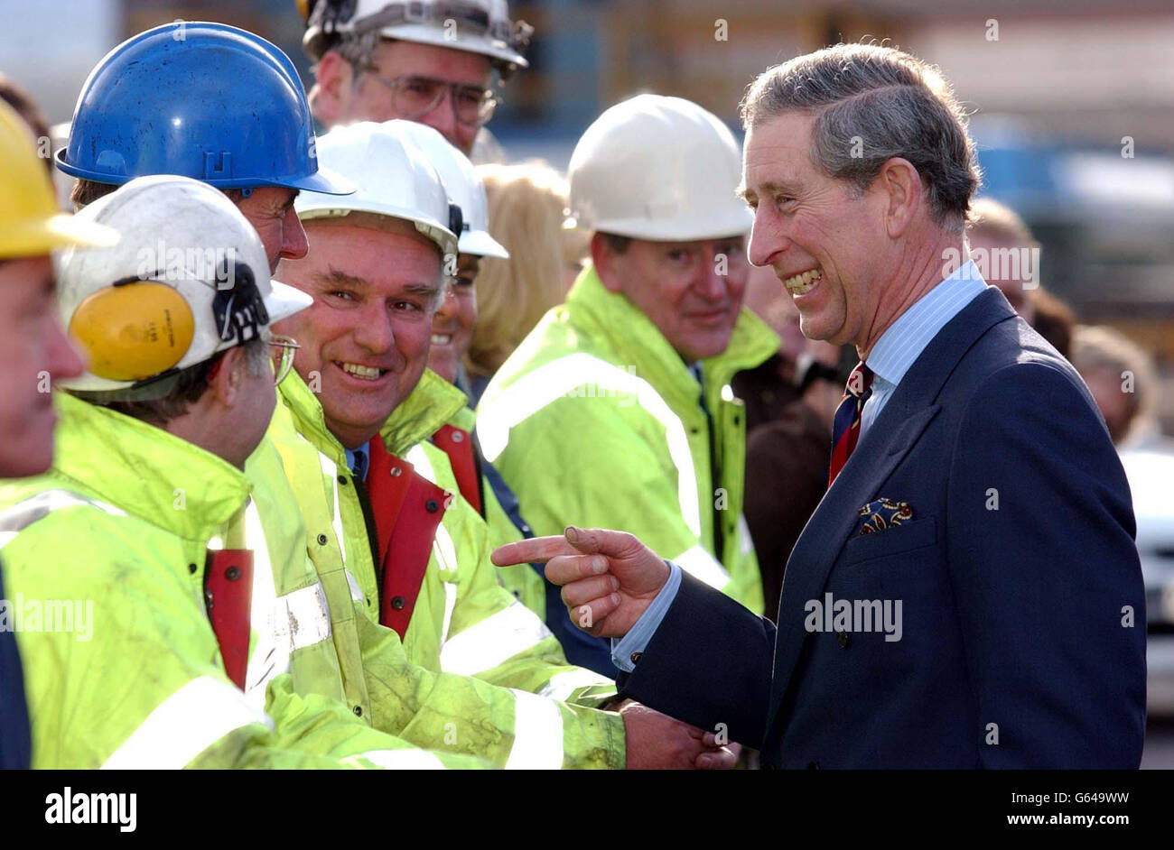 Der Prinz von Wales teilt einen Witz mit Stahlarbeitern am Blast Furnace 5, den er in Port Talbot Steel Works eröffnete. * der Prinz eröffnete offiziell den neuen 75 Millionen Hochofen an der Stelle eines verheerenden Unfalls, der vor 15 Monaten, als der alte Ofen explodierte, drei Stahlarbeitern das Leben kostete. Stockfoto