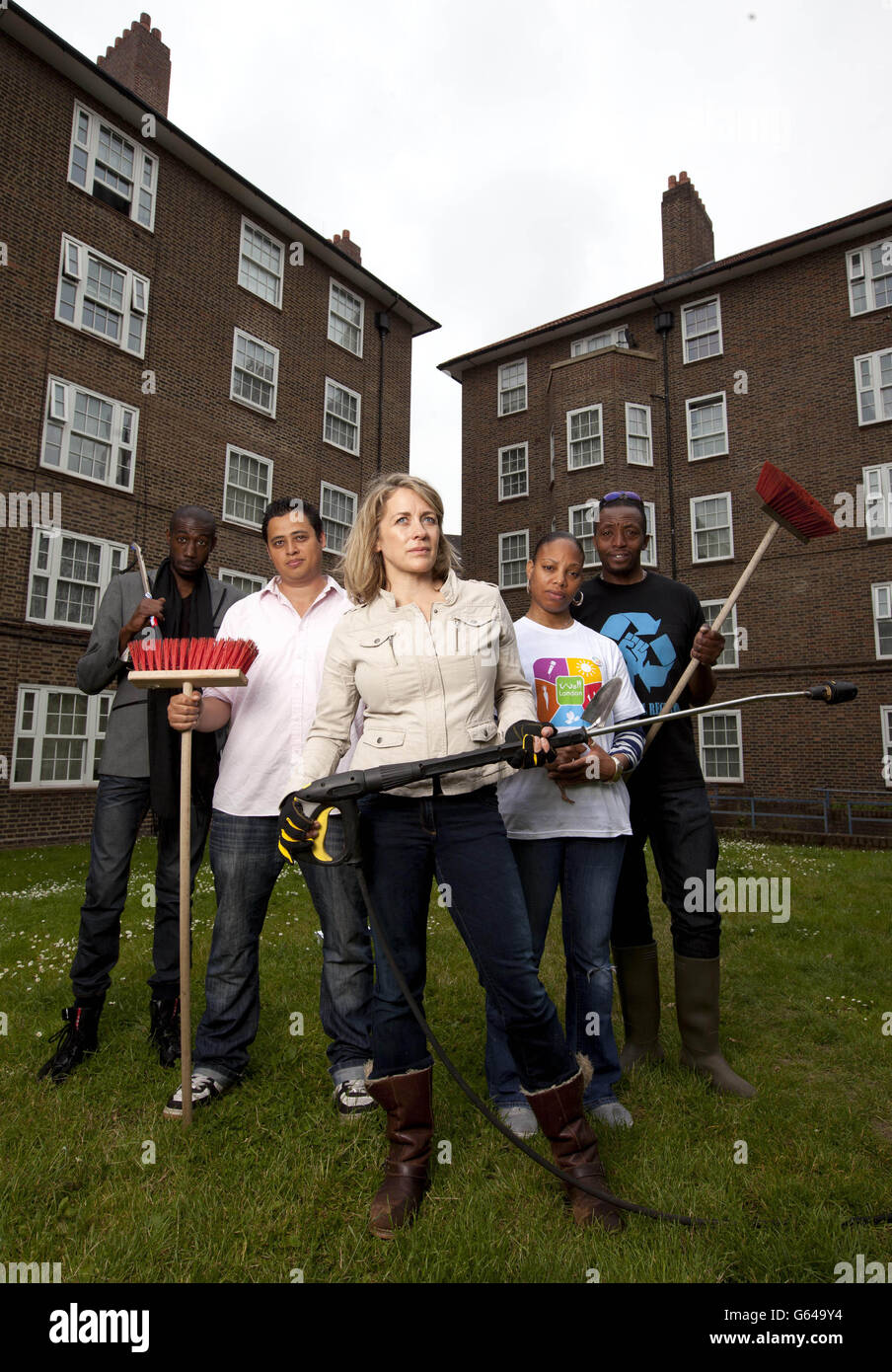 Fernsehmoderatorin Sarah Beeny (Mitte) arbeitet mit Karcher zusammen, um gemeinsam mit den Anwohnern (von links nach rechts) Stefan Pryce, David Lessore, Shereen Powell und dem Wettbewerbssieger Nicholas Okwuluas bei der Säuberung des Unwin and Friary Estate in Peckham, London, zu helfen. Stockfoto