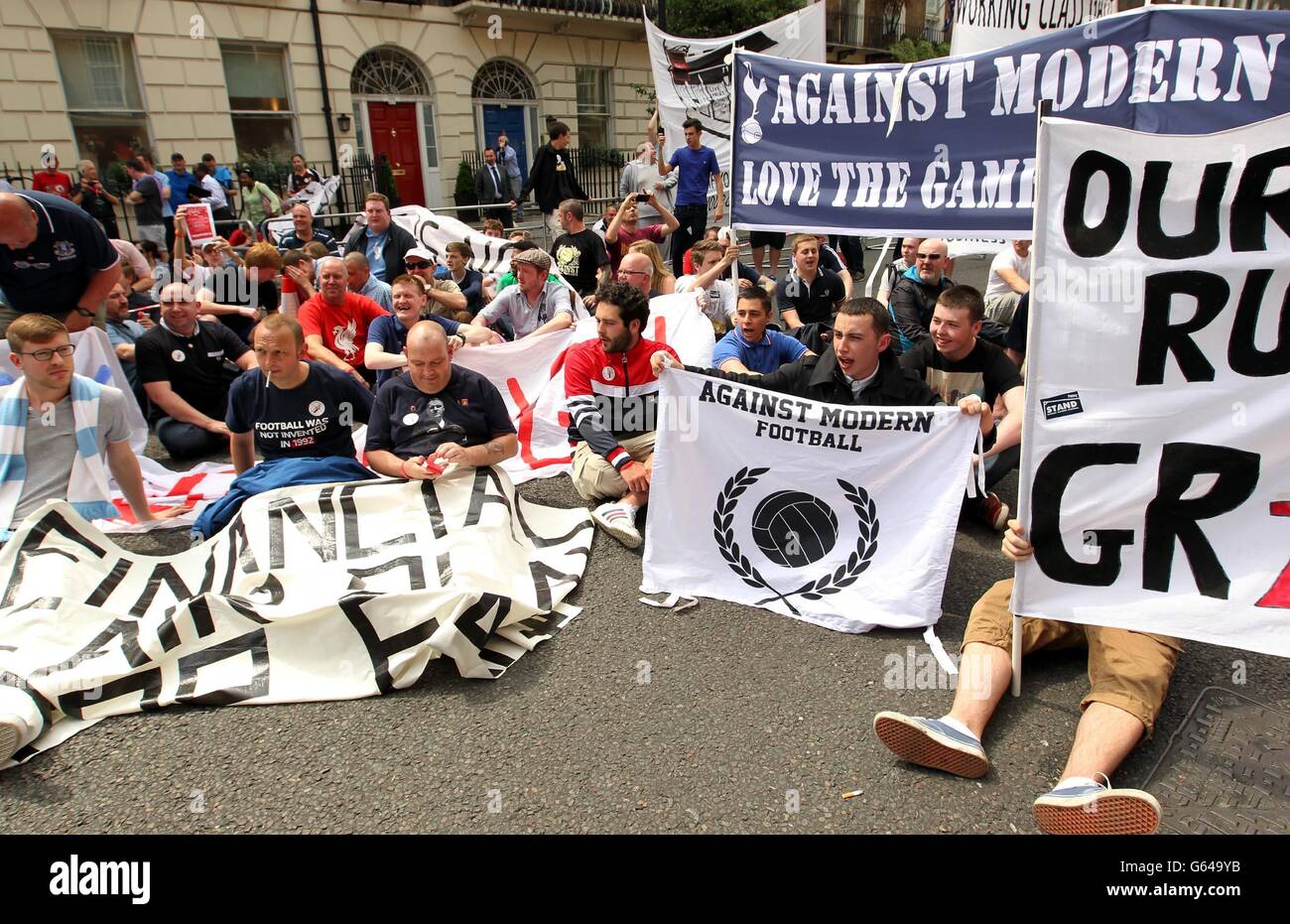 Demonstranten vor dem Hauptquartier der Premier League in London demonstrieren über die Ticketpreise für Fußballspiele. Stockfoto