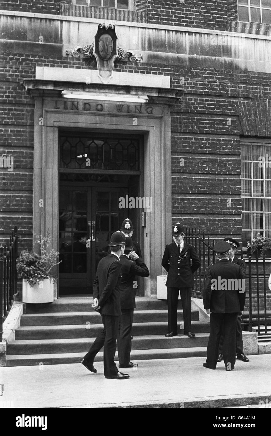 Die Polizei steht am Eingang des Lindo-Flügels im St. Mary's Hospital in Paddington, wo die Prinzessin von Wales mit ihrem zweiten Kind in den frühen Stadien der Wehen steht. Stockfoto