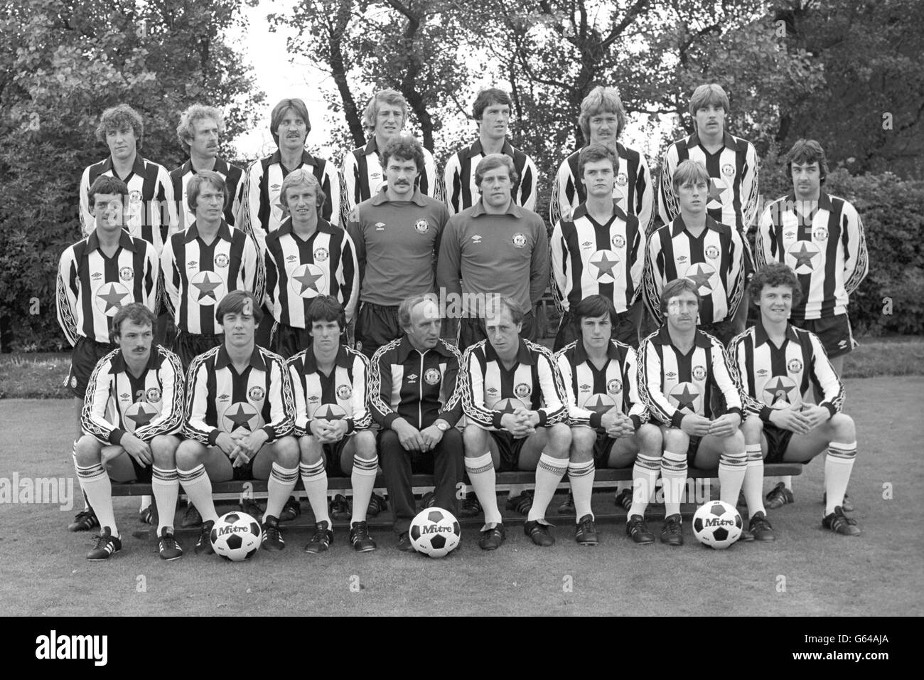 Zweite Division Newcastle United Kader vor der Saison 1980-81. (Hintere Reihe, von links) Steve Carney, John Connolly, Bobby Shinton, Stuart Boam, Bill Rafferty, Kenny Mitchell und David Barton. (Mittlere Reihe, von links) Terry Hibbitt, Colin Suggett, Peter Kelly, Kevin Carr, Steve Hardwick, Nigel Walker, Gary Nicholson und Ray Clarke. (Erste Reihe, von links) Ian Davies, Brian Ferguson, Ken Wharton, Manager Bill McGarry, Mick Martin, Peter Cartwright, Alan Shoulder und Ray Montgomerie. Stockfoto