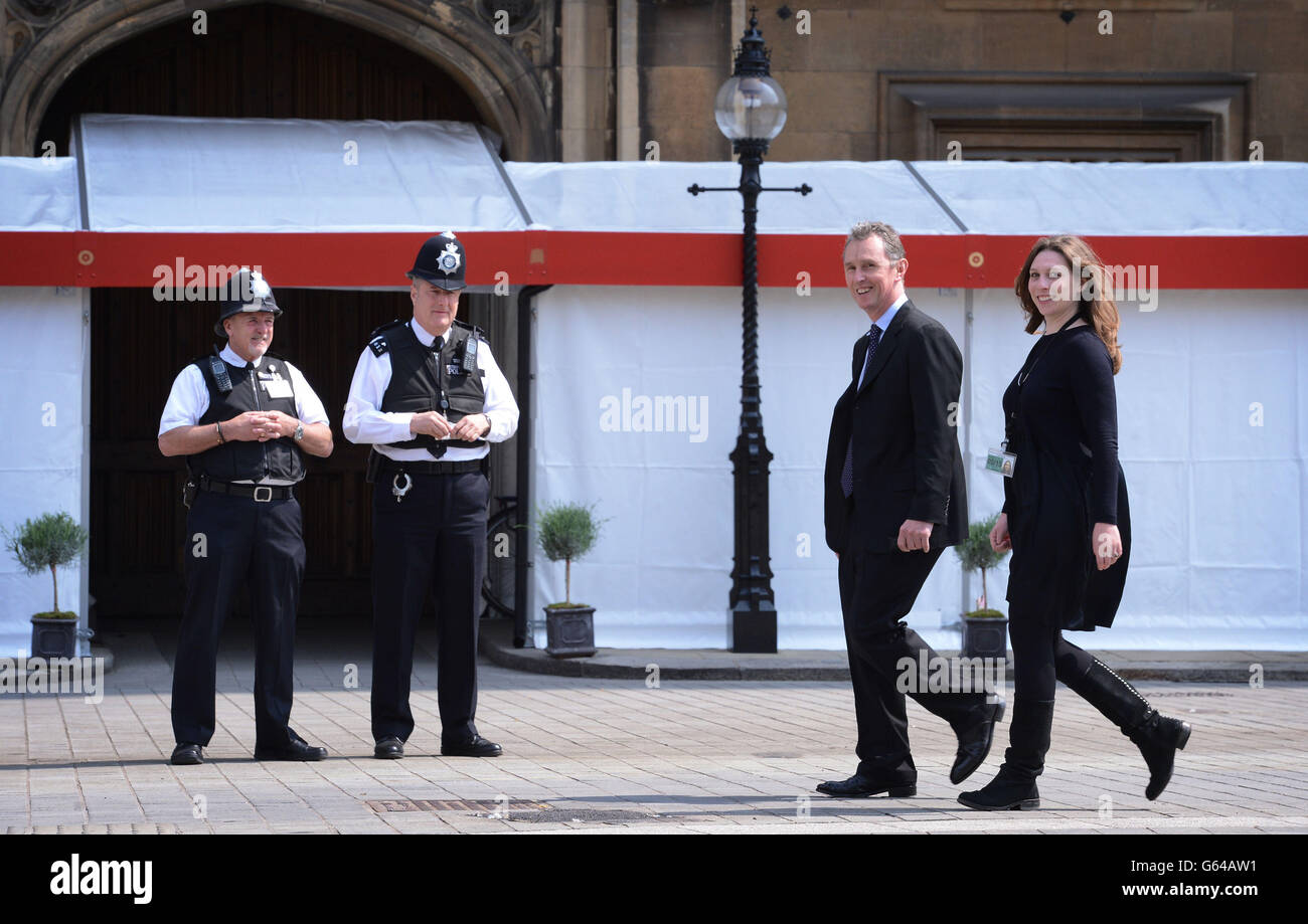 MIT ZUSÄTZLICHEN BILDUNTERSCHRIFTEN ÜBERLIEFERT DER stellvertretende Sprecher des Unterhauses und Abgeordnete für Ribble Valley Nigel Evans kommt mit seinem Büroleiter Lulu Cane an, um heute in Westminster eine Erklärung über seine Verhaftung am Wochenende abzugeben. Stockfoto