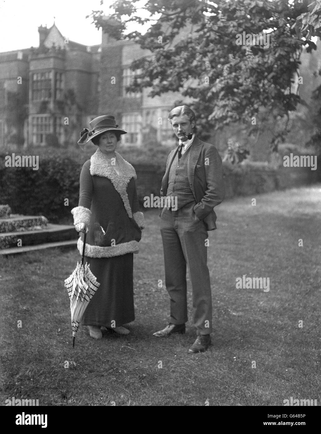 Stanley Baldwins Frau Lucy und Sohn Oliver auf dem Gelände von Chequers. Stockfoto