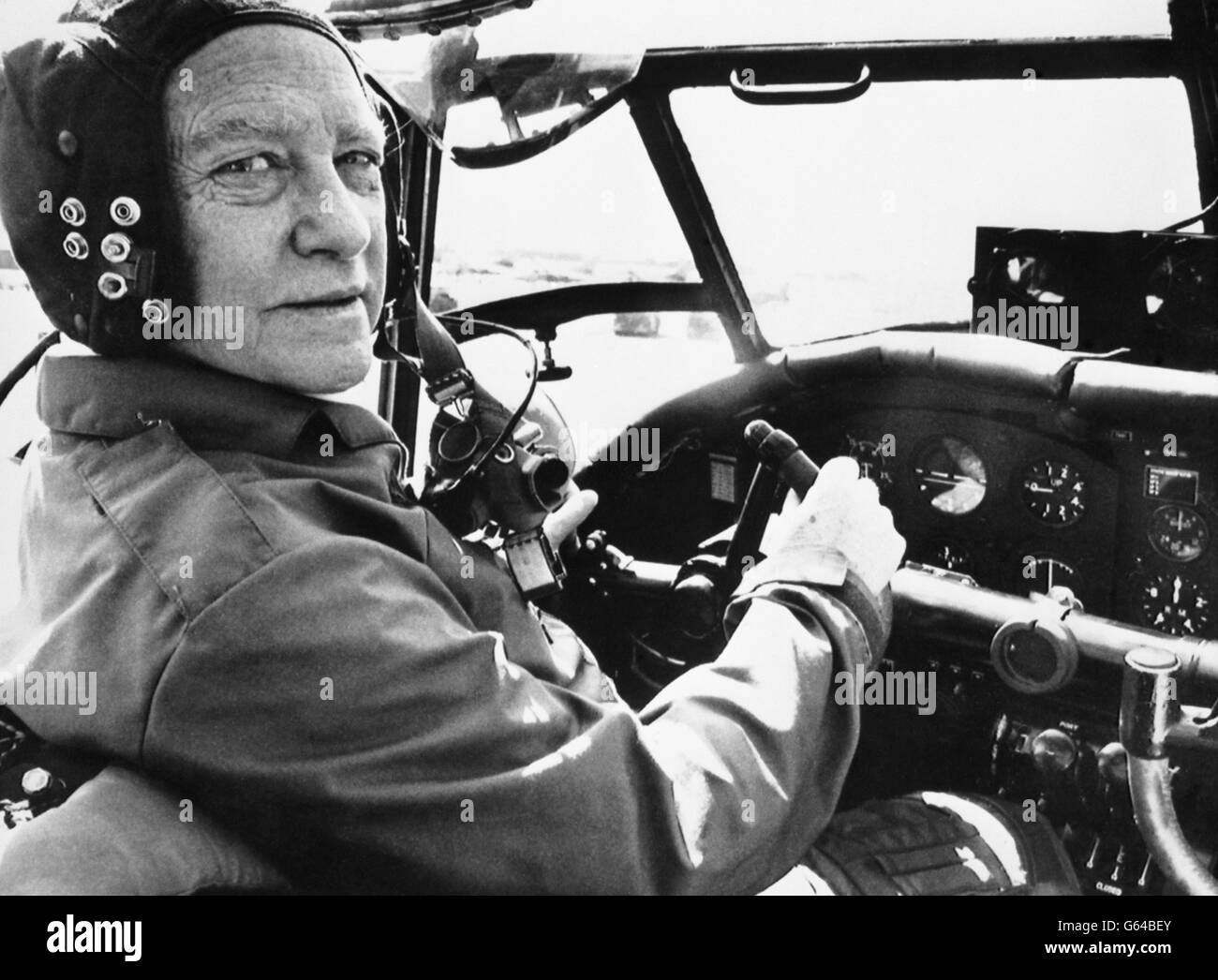 Film - Schauspieler Richard Todd am Steuer eines Lancaster-Bomber - RAF Coningsby Stockfoto
