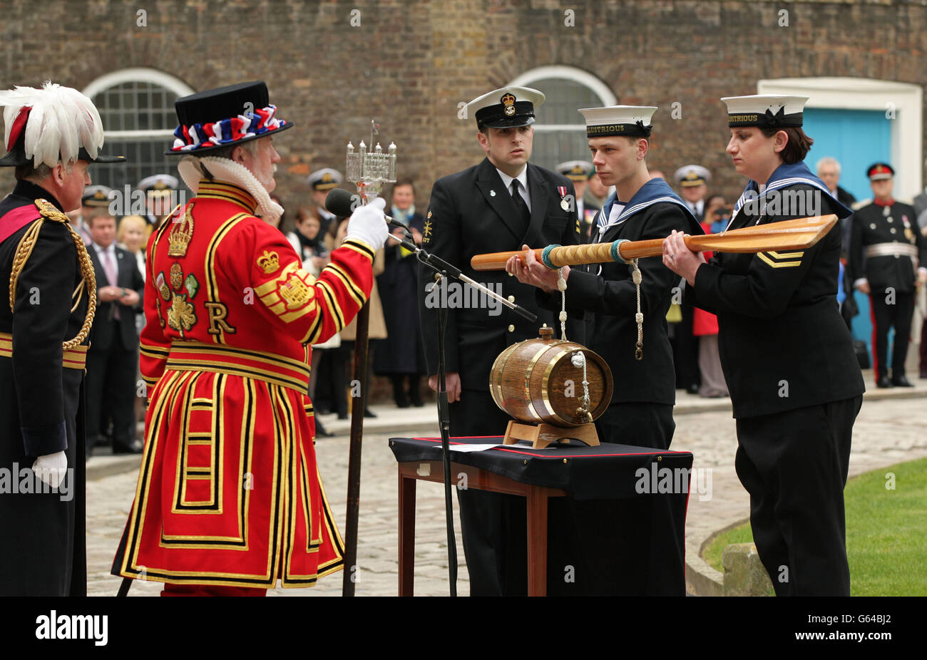 Mitarbeiter von drei Schiffen der Marine - HMS Illustrious, HMS Edinburgh und HMS Blythe - liefern ein Barrel Wein (stellvertretend für die "Dues"), während sie zum ersten Mal an der historischen Zeremonie der Gebühren des Constable, am Tower of London teilnehmen, Im Rahmen des 70. Jahrestages der Schlacht am Atlantik. Stockfoto