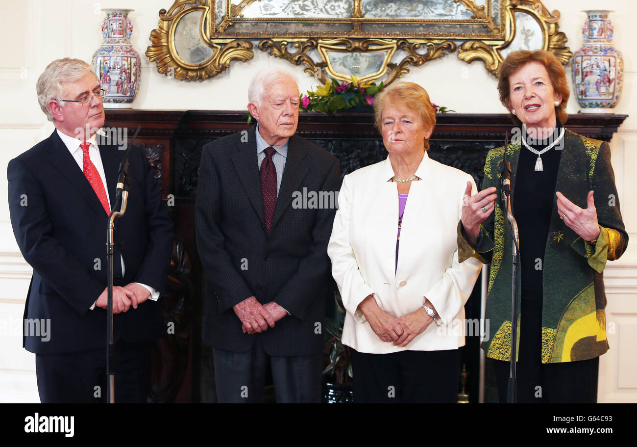 Tanaiste Eamon Gilmore mit Ältesten (2. Links - rechts) ehemaliger US-Präsident, ehemaliger norwegischer Premierminister Gro Harlem Brundtland und ehemalige irische Präsidentin Mary Robinson bei einer Pressekonferenz im Iveagh House, Dublin. Stockfoto