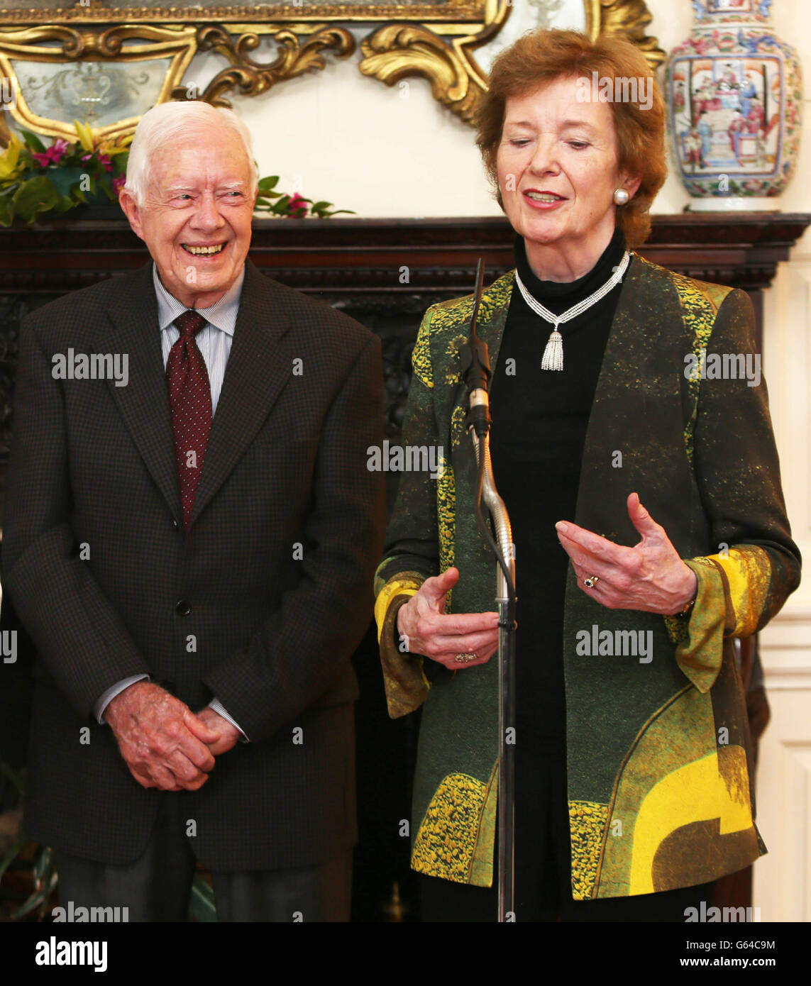 Elders, der ehemalige US-Präsident Jimmy Carter und die ehemalige irische Präsidentin Mary Robinson (rechts) bei einer Pressekonferenz im Iveagh House, Dublin. Stockfoto