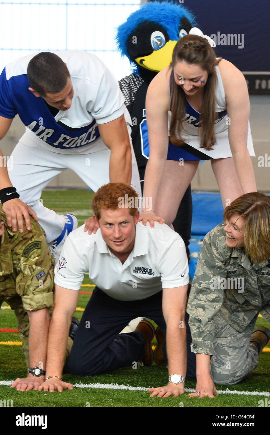 Prince Harry (unten in der Mitte) nimmt an einer jubelführenden Schau im American Football Indoor Training Center, auf dem Stützpunkt der US Air Force Academy in Colorado Springs, USA, während der Warrior Games Teil. Stockfoto