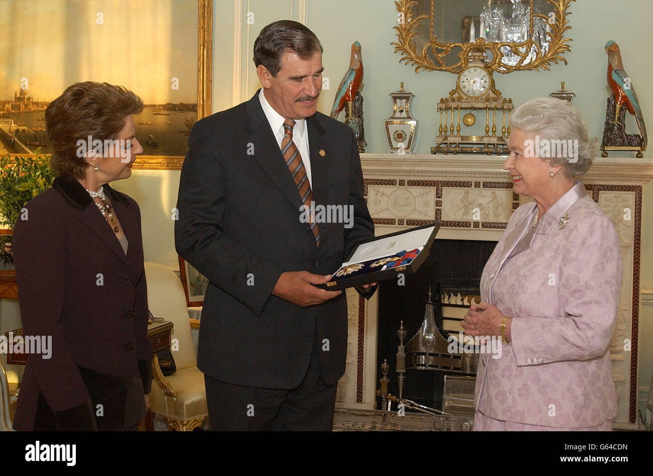 Königin Elizabeth II (rechts) empfängt den Präsidenten der Vereinigten Mexikanischen Staaten, Senor de Fox und seine Frau Senora de Fox im Buckingham Palace, London. Stockfoto