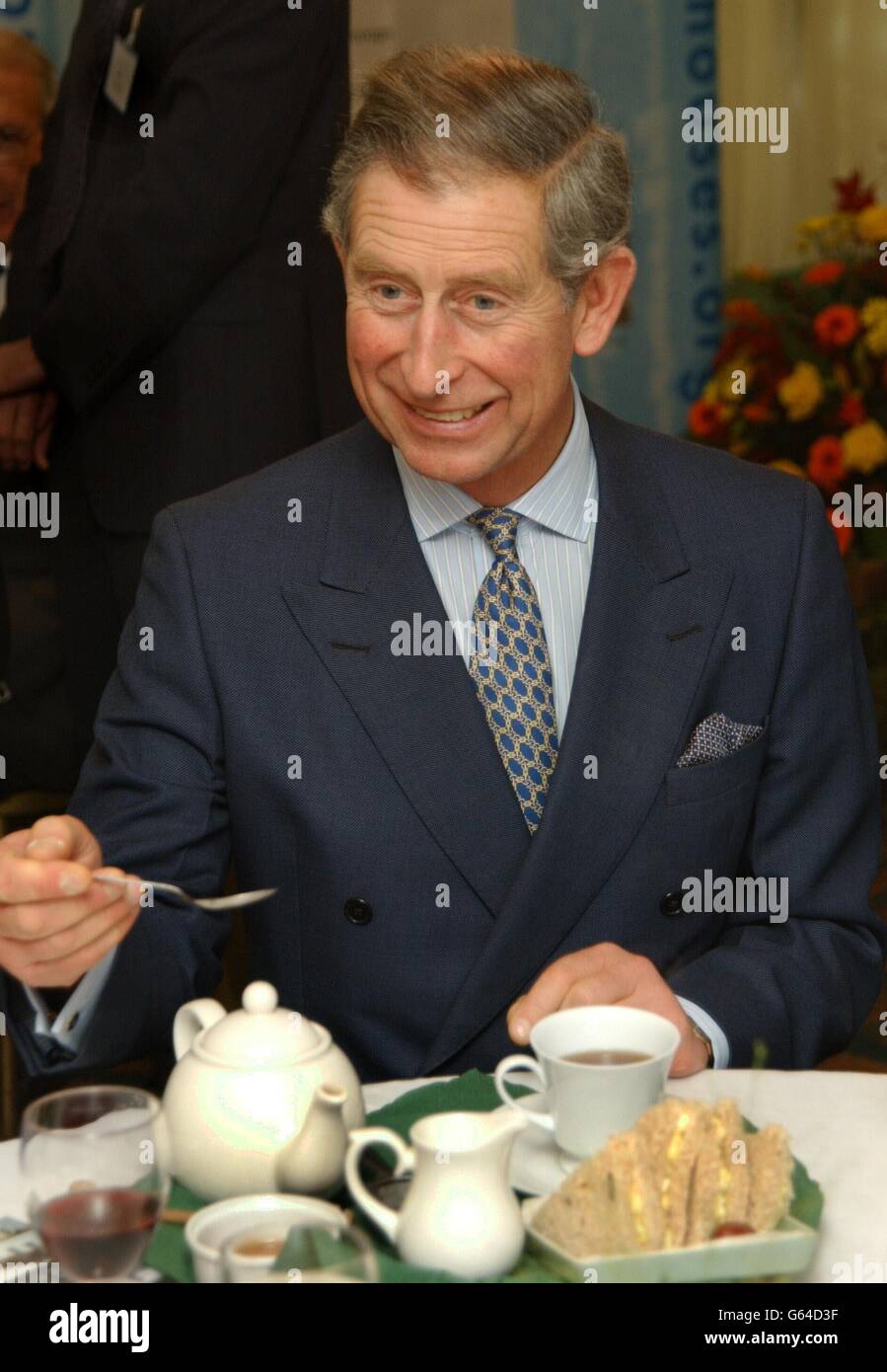 Prinz Charles, der Prinz von Wales, hat Tee zur Mittagszeit mit den Bewohnern der Hopton Almshouses, Southwark. Als Schirmherr des Almshouse-Vereins besuchte der Prinz die Almshäuser, um ihr 250-jähriges Jubiläum zu feiern. Stockfoto