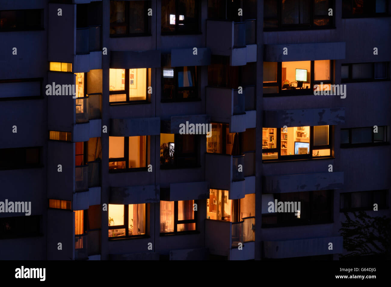 Auf der Suche in Wohnungen in einem Wohnhaus mit laufendem Fernseher, Wien, Vienna, Austria, Wien, 22. Stockfoto
