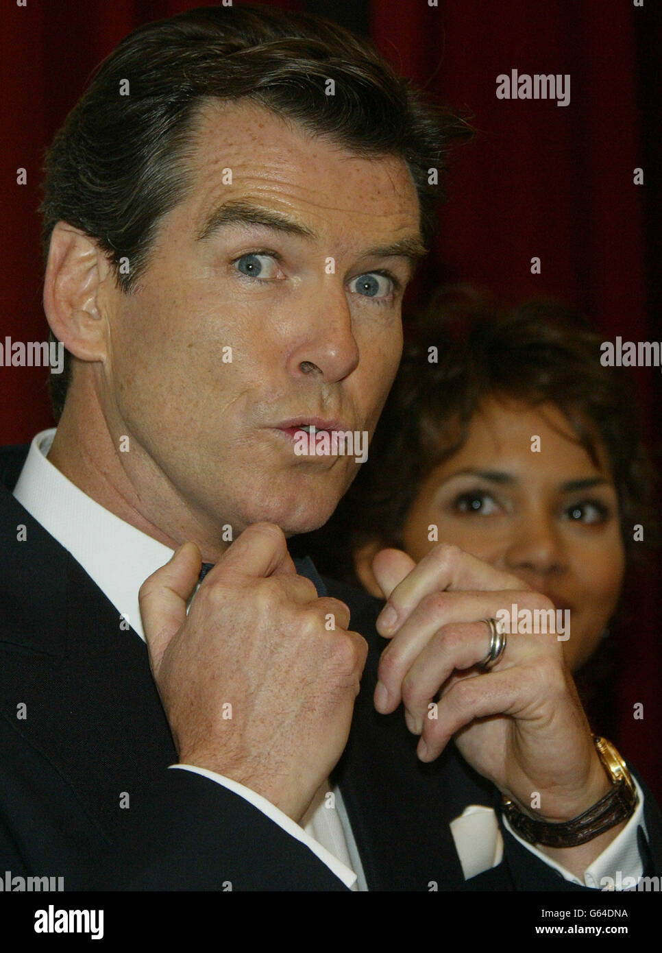 Pierce Brosnan und Halle Berry kommen zur Weltpremiere des neuen James-Bond-Films „die Another Day“ in Anwesenheit der britischen Königin Elizabeth II. In der Royal Albert Hall an. Stockfoto