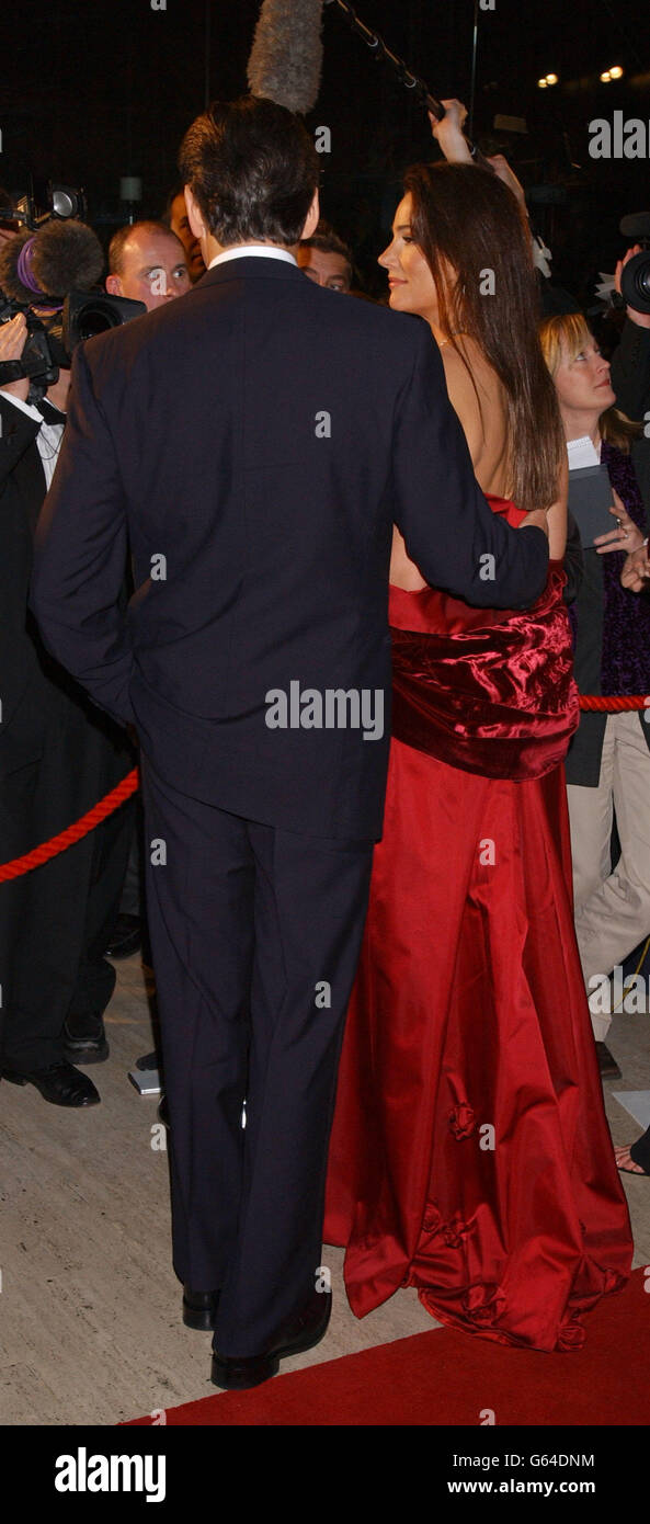 Pierce Brosnan und sein Partner Keely Shaye Smith kommen zur Weltpremiere des neuen James-Bond-Films „die Another Day“ in Anwesenheit der britischen Königin Elizabeth II. In die Royal Albert Hall. Stockfoto
