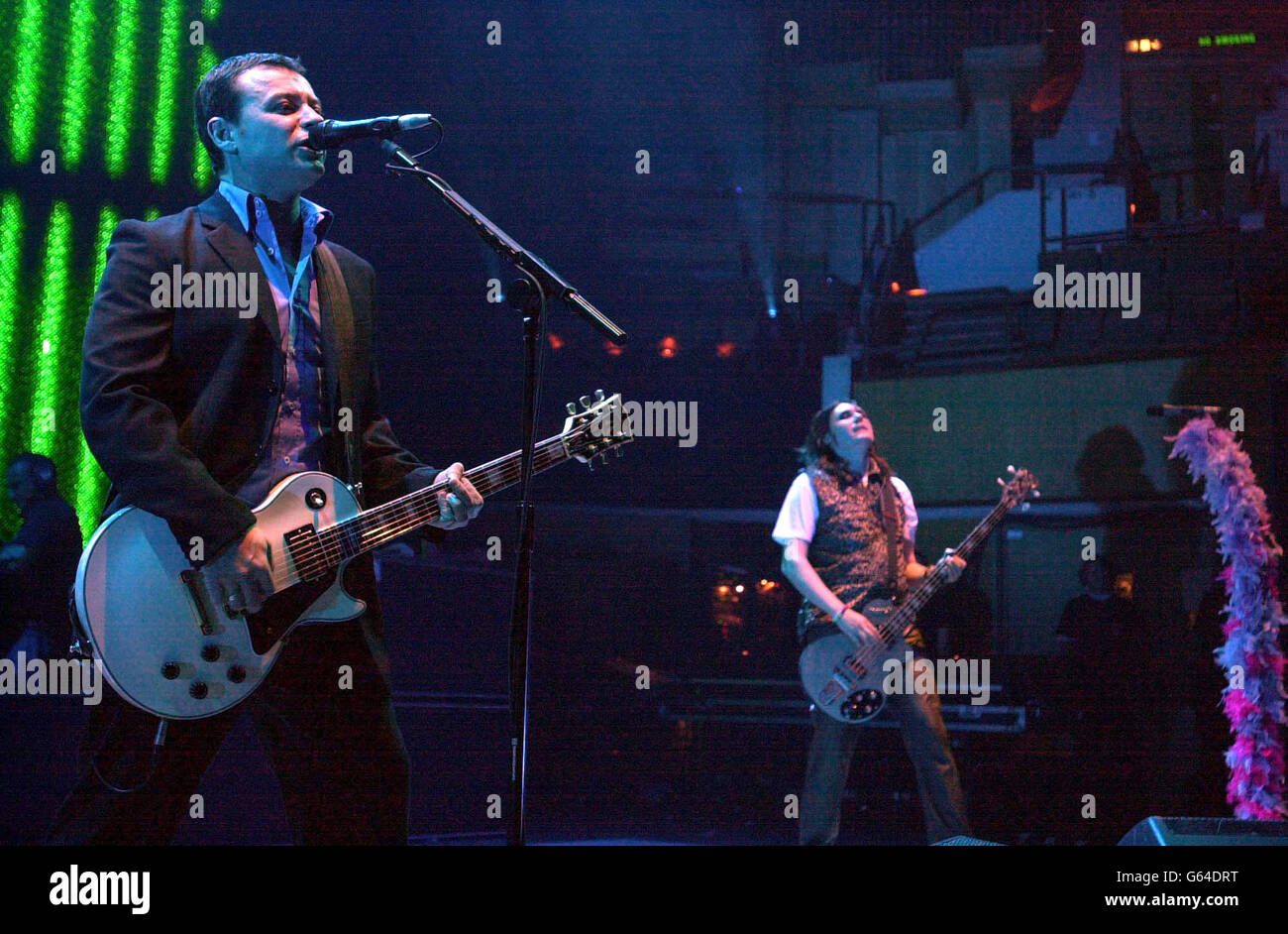 Manic Street Preachers' Nicky Wire (rechts) und James Dean Bradfield führen während ihrer Carling Homecoming in der St. David's Hall in Cardiff auf. Stockfoto