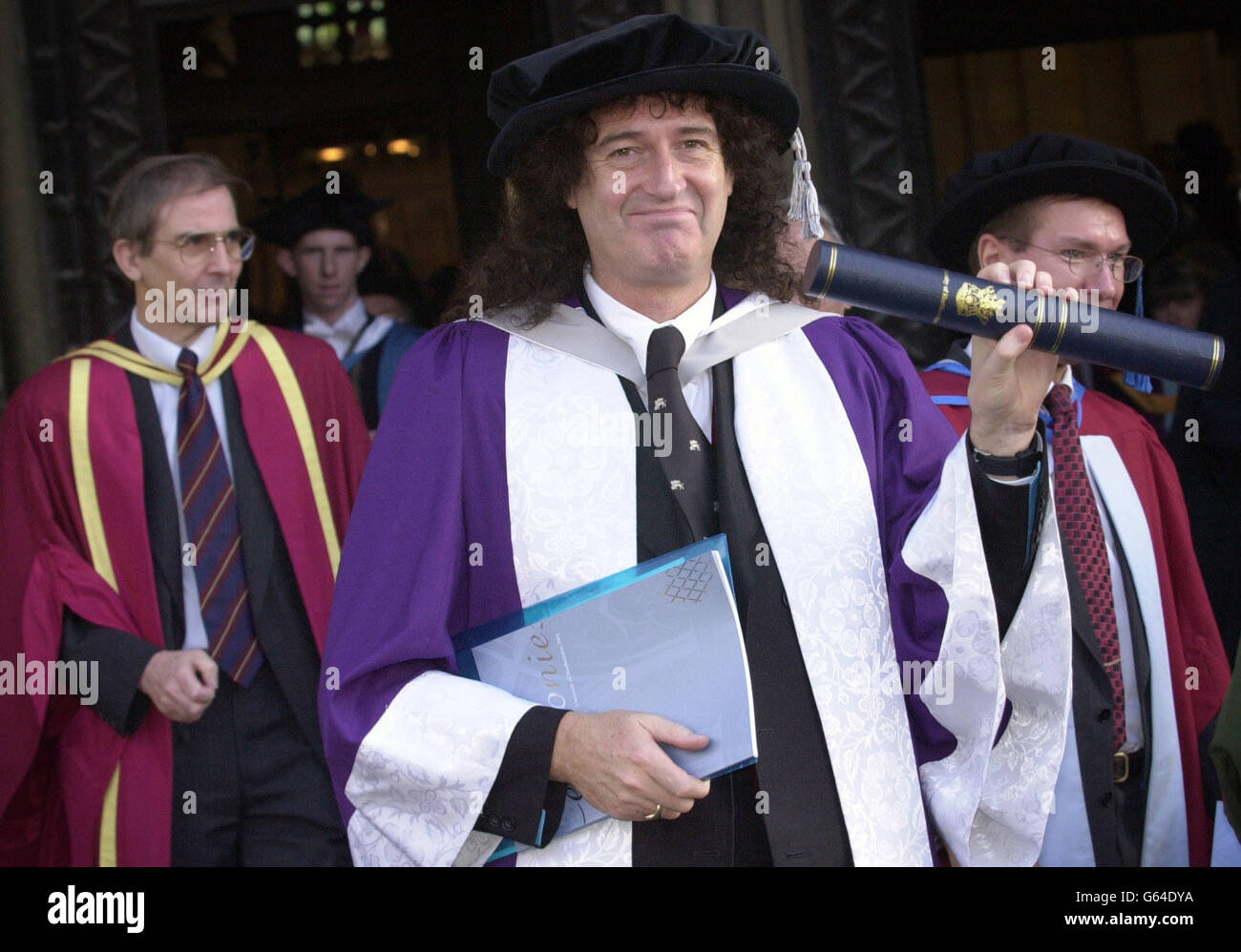 Der Queen-Gitarrist und Amateurastronom Brian May in St. Albans, nachdem er von der University of Hertfordshire die Ehrendoktorwürde für Wissenschaft erhalten hatte. Berühmter jetzt für Gitarren anstatt Sterne, Mai 55, war ein versierter Astronomie-Student am Imperial College in London. * Er arbeitete an seiner Promotion, als seine Rockstar-Karriere begann und während er ein großes Interesse an Astronomie behielt, beendete er den Abschluss nie. Stockfoto