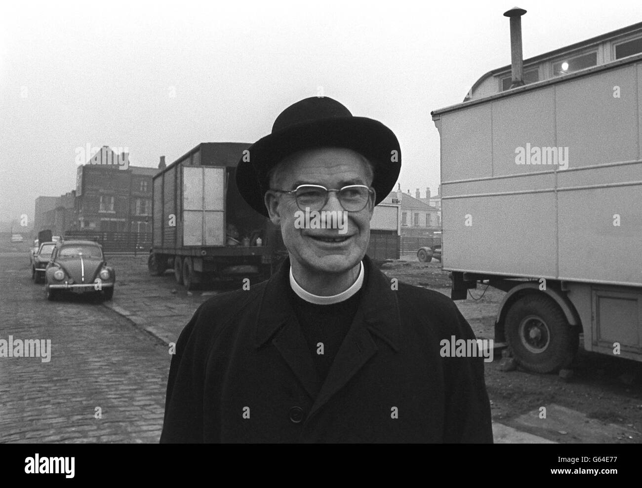 Der Bischof von Salford, RT Rev Thomas Holland, der mit Salford Corporation plädierte, Showmen's Guild Caravans zu erlauben, auf ihrem Gelände zu bleiben. Stockfoto