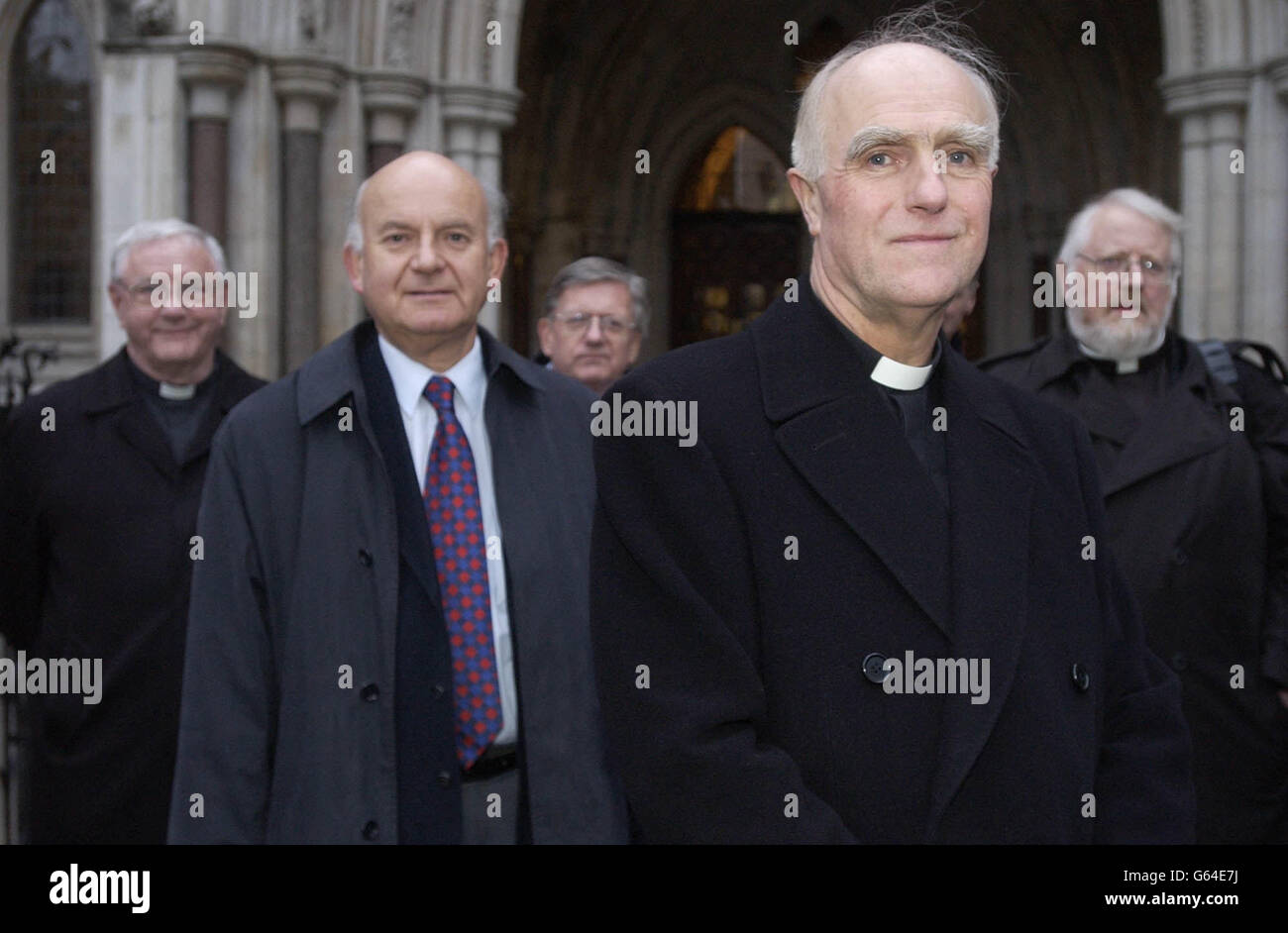 Reverend Ray Owens (Mitte rechts) steht vor dem High Court im Zentrum von London, mit Roger Lyons, Generalsekretär von AMICUS (Mitte links), zusammen mit den Mitgliedern der Union. * der Pfarrer Owen stimmte einer außergerichtlichen Einigung mit der Kirche zu, nachdem er sich für den Aufenthalt in seinem Pfarrhaus eingesetzt hatte, nachdem er von seinem Posten als "Teamrektor" für Hanley in der Diözese Litchfield in der Nähe von Stoke on Trent entfernt worden war. Rev. Owen schwor, seinen Kampf mit der Hilfe von AMICUS fortzuführen, um das Gesetz zu ändern, um dem Klerus Arbeitsrechte zu geben. Stockfoto