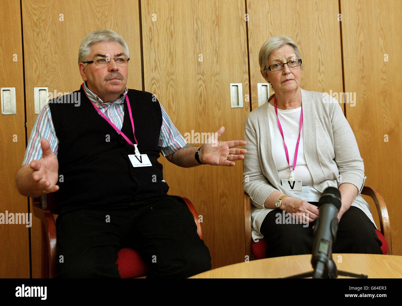 Die Krebserkrankung Maureen Fleming mit ihrem Mann Ian aus Bonhill sprach vor den Medien im schottischen Parlament, nachdem sie die ersten Fragen des Ministers im schottischen Parlament in Edinburgh beobachtet hatte. Stockfoto