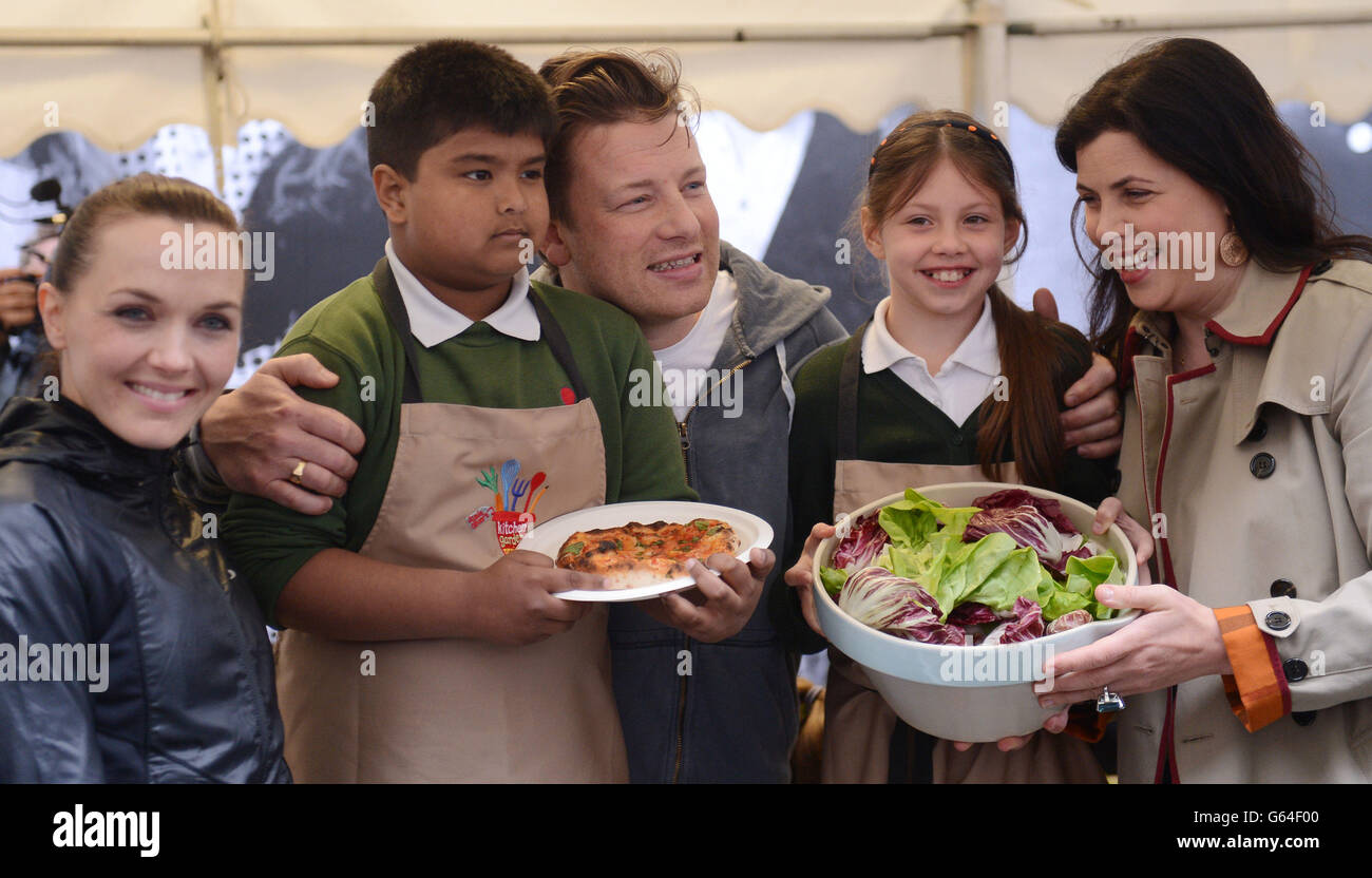 Küchenchef Jamie Oliver (Mitte) feiert den Food Revolution Day mit Victoria Pendleton, Shahanur Rahman, Ellie May Farrelly und Kirsty Allsopp vor seinem Restaurant 'Fifteen' im Osten Londons. Stockfoto