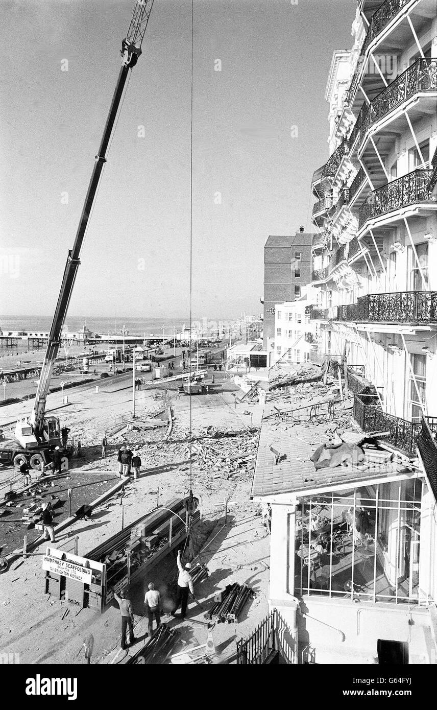 Ein allgemeiner Blick auf das Wrack vor dem Grand Hotel in Brighton aus der Sicht des Konferenzzentrums, als eine Bombe durch die Vorderseite des Hotels riss, zwei Menschen tötete und mindestens 27 verletzte. Stockfoto