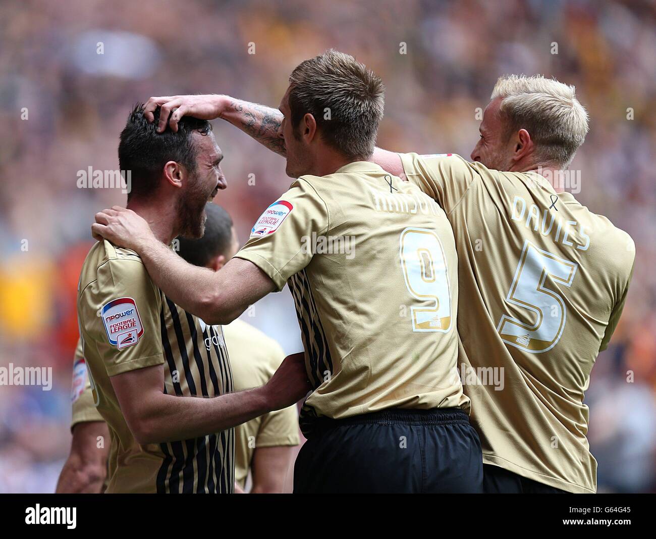 Der Rory McArdle (links) von Bradford City feierte mit dem Teamkollegen James Hanson (Mitte), der ihr erstes Tor erzielte, sein zweites Tor Stockfoto