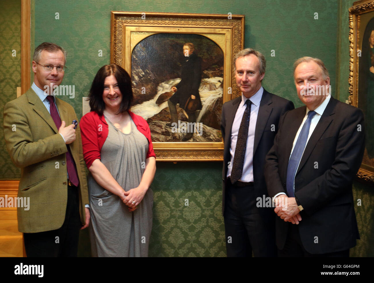 Von links nach rechts. Colin Harrison Senior Curator der europäischen Kunst, Jo Rice, Head of Education, Hedley Swaine, Direktor des Arts Council und Christopher Brown, Direktor des Ashmolean stehen vor einem Porträt von John Ruskin von John Everett Millais, die das Ashmolean Museum in Oxford vom Arts Council England unter die Akzeptanz statt Vererbung (AIL) Schema zugewiesen wurde. Stockfoto