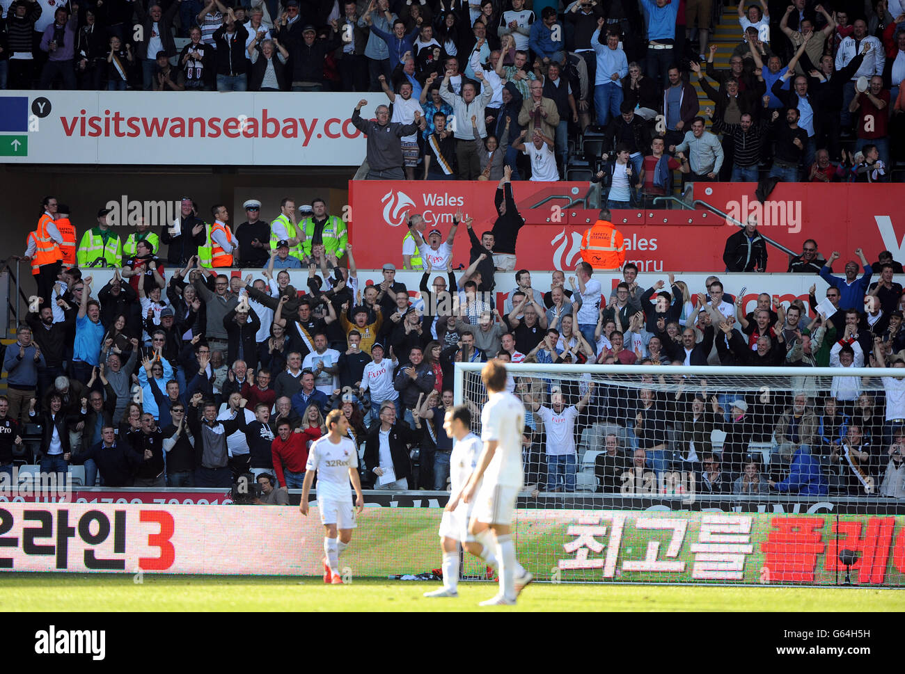 Fußball - Barclays Premier League - Swansea City / Fulham - Liberty Stadium. Allgemeine Ansicht, da Fulham-Fans ein Tor in der Tribüne feiern Stockfoto